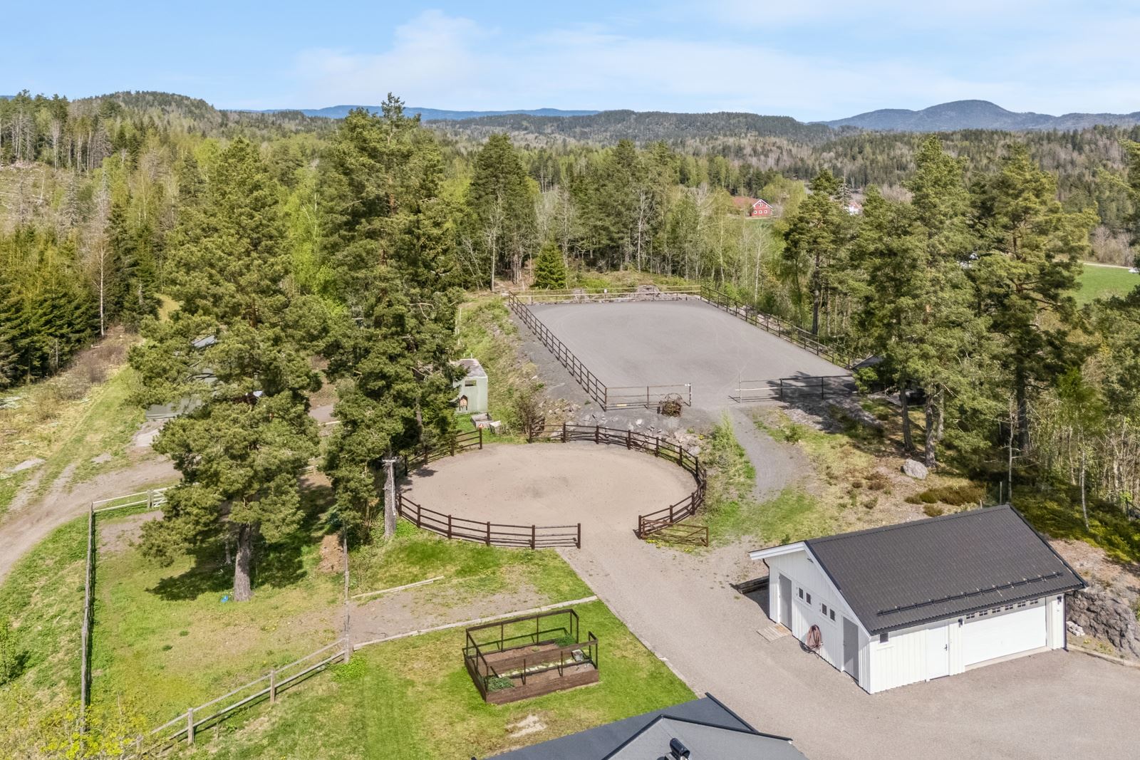 På nordenden av tomta er det rundpaddock, opplyst ridebane og en lagerhall som er godkjent som næring med egen adresse