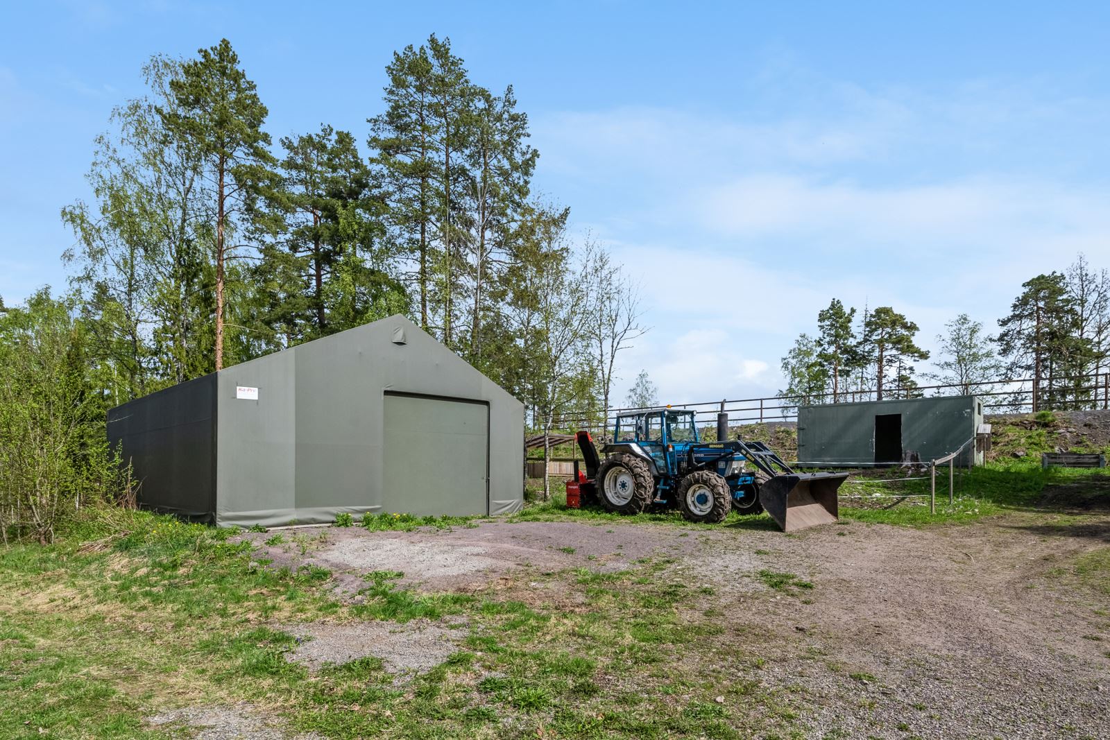 Helt på nord av tomten er det oppført en lagerhall med egen adresse. Denne er godkjent for næring