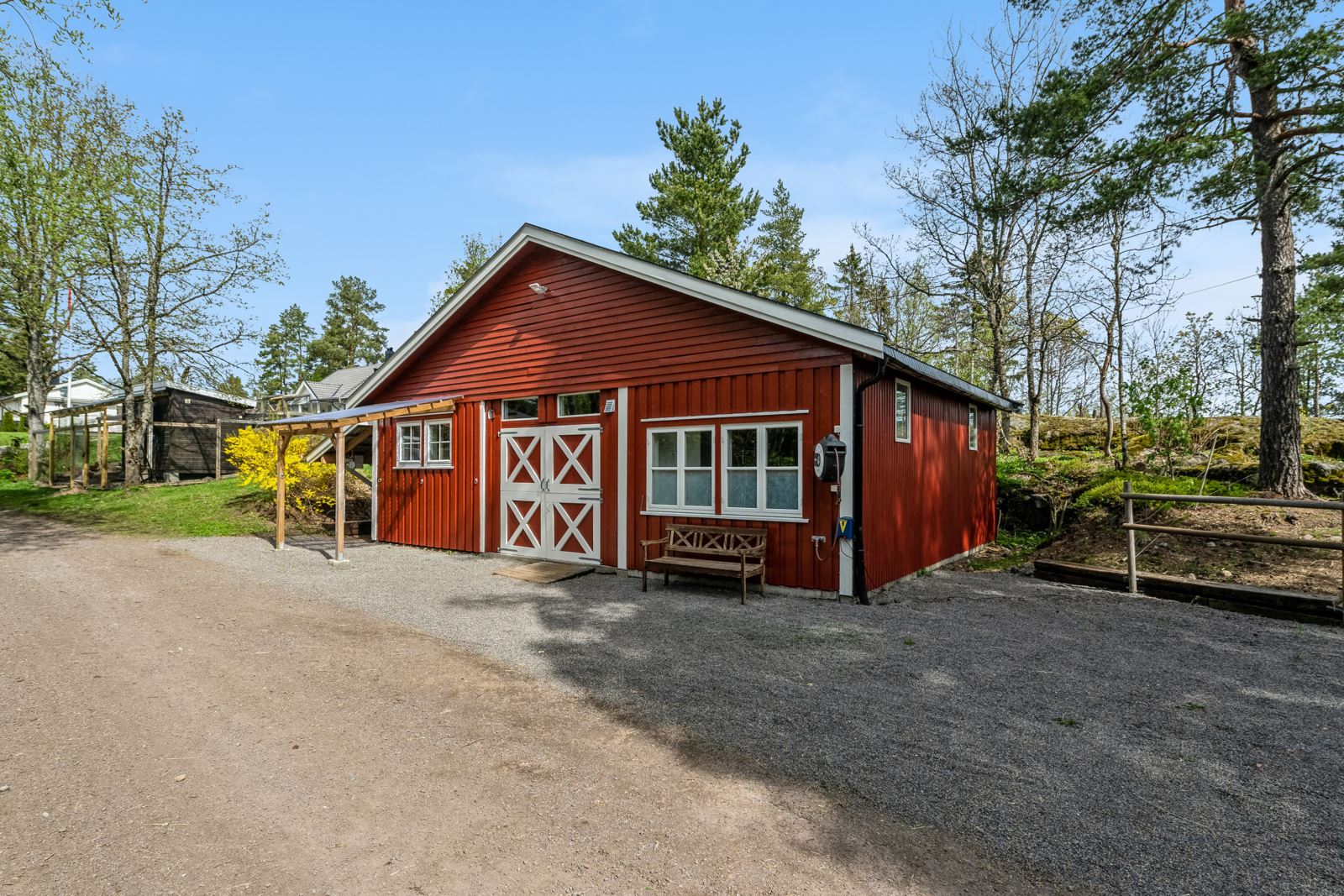 Stallen er oppført i 2000 og er isolert. Den inneholder 4 bokser og salrom