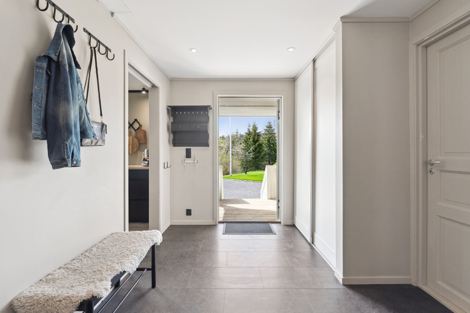 Entré med god plass til oppheng av yttertøy m.m.