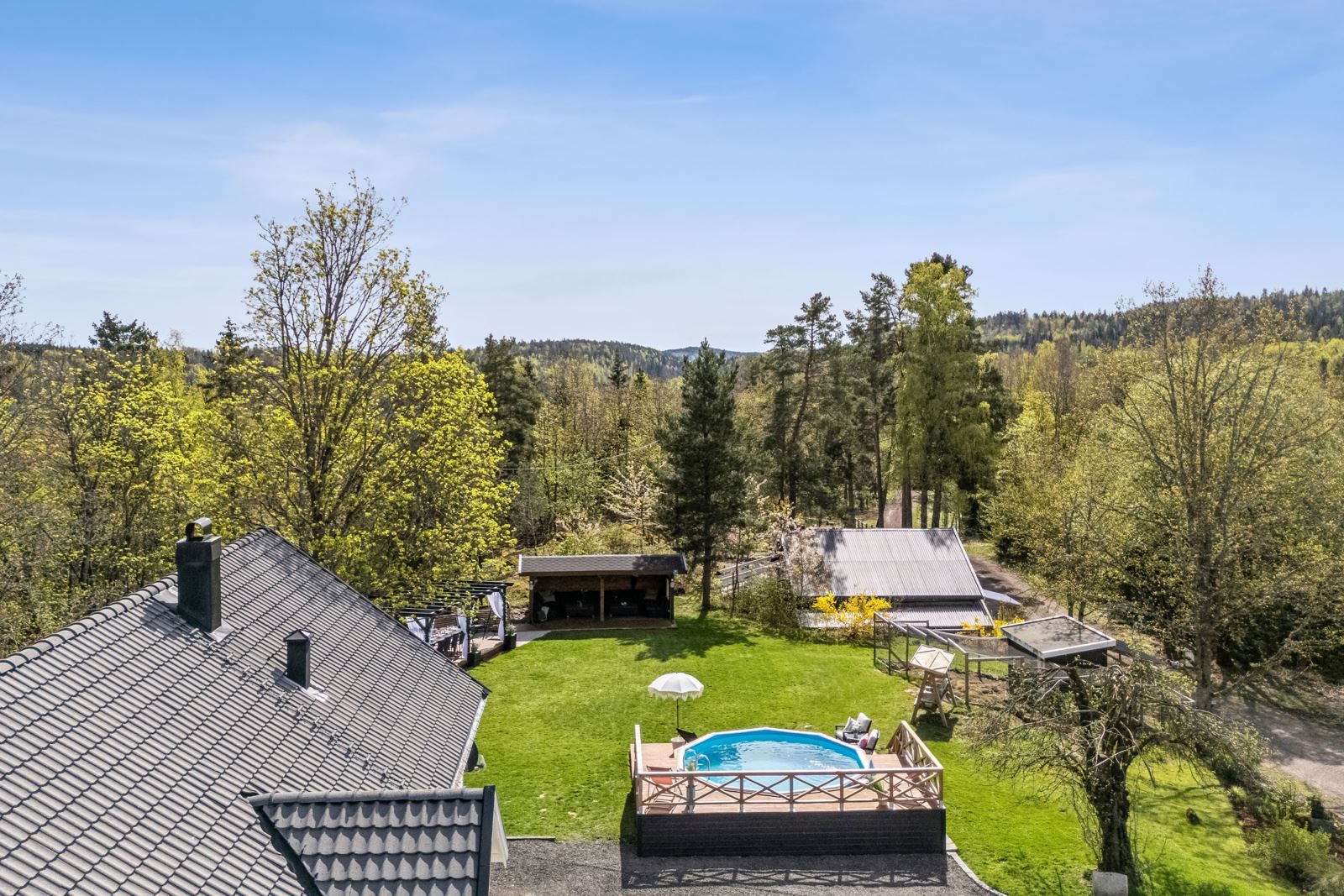 Hagen har både oppvarmet utendørsbassseng med varmepumpe, pergola, lavvo og terrasse