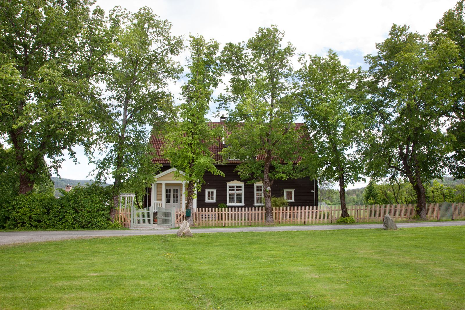 1,4 km fra Bø sentrum finner du dette idylliske gårdstunet. Tunet har et flott restaurert våningshus i tømmer fra 1923, romslig tomt med drivhus, Låve med Café og verksted og mye mer!