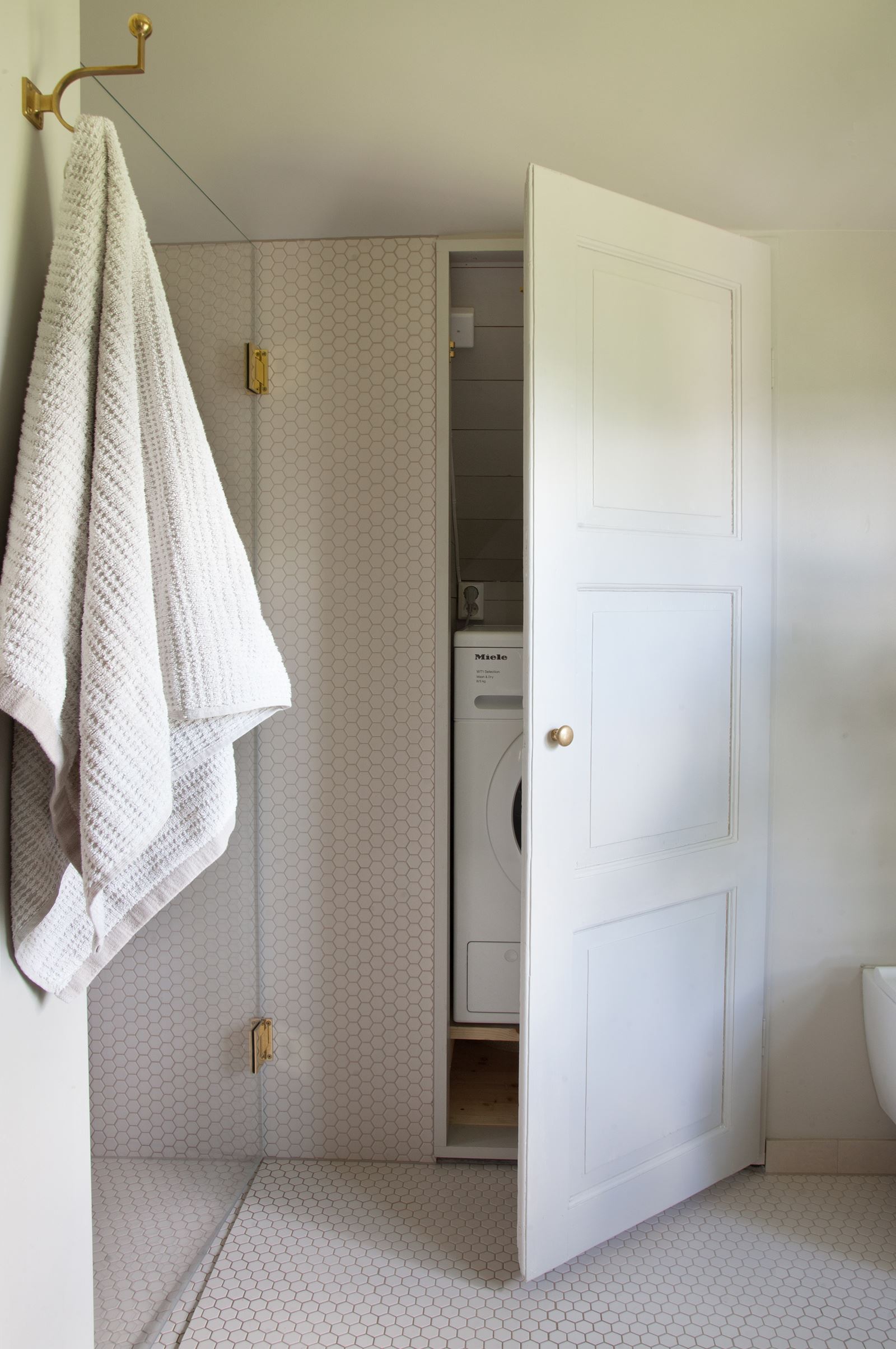 Smart løsning på baderommet med opplegg for vaskemaskin