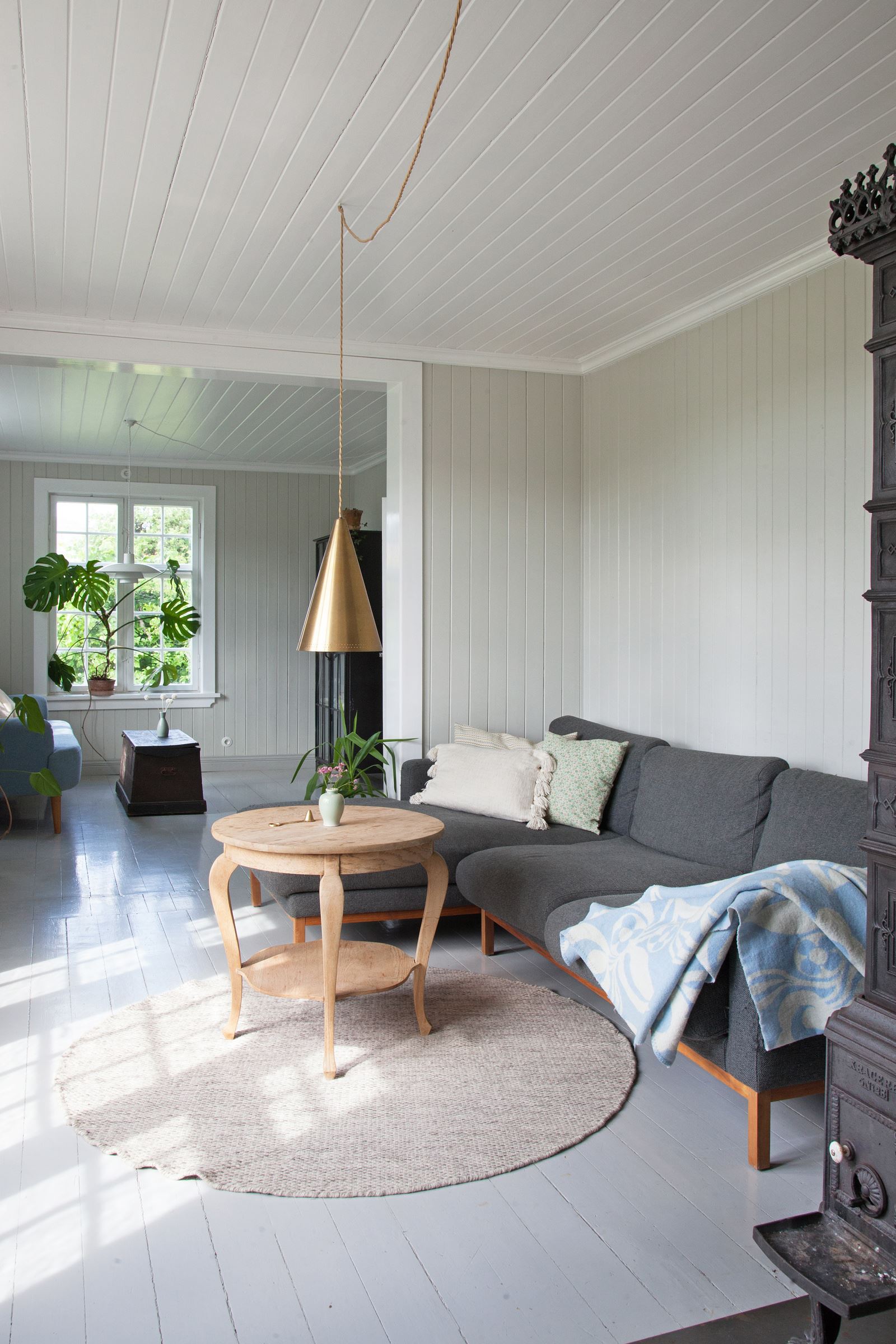 Tv-stuen oppleves lys med mye naturlig lys