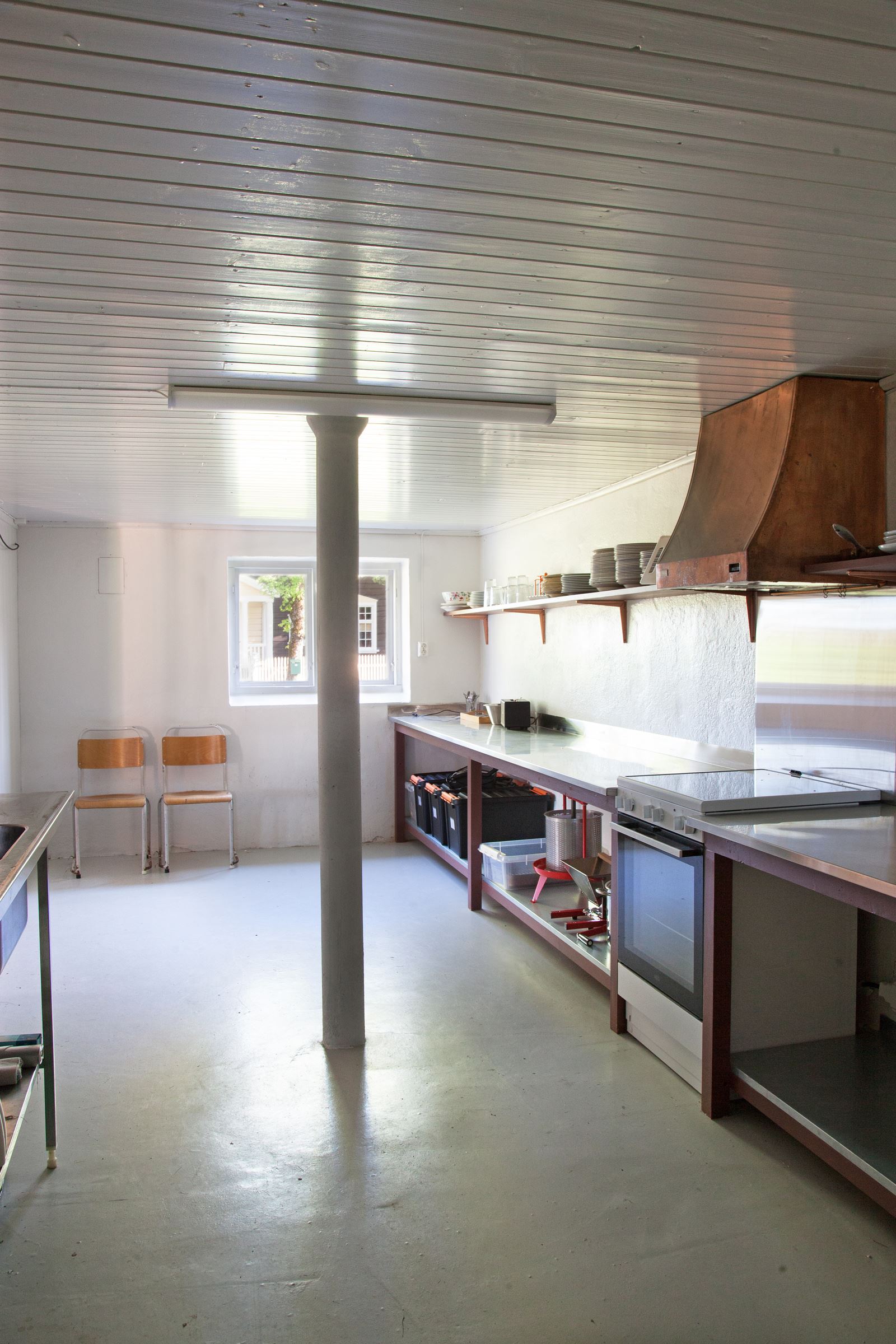 Cafeén har eget kjøkkenrom. Inventar medfølger i utgangspunktet ikke, men dette kan avtales nærmere