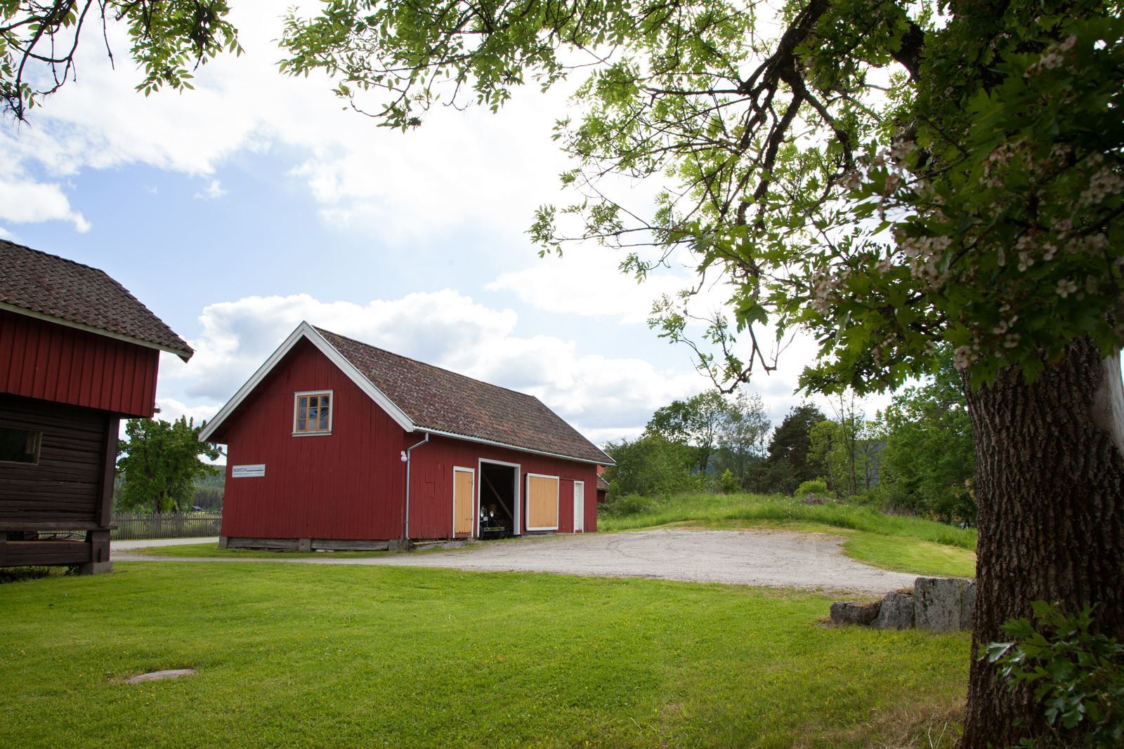 Tunet består av et våningshus, låve, stabbur, vognskjul og smie