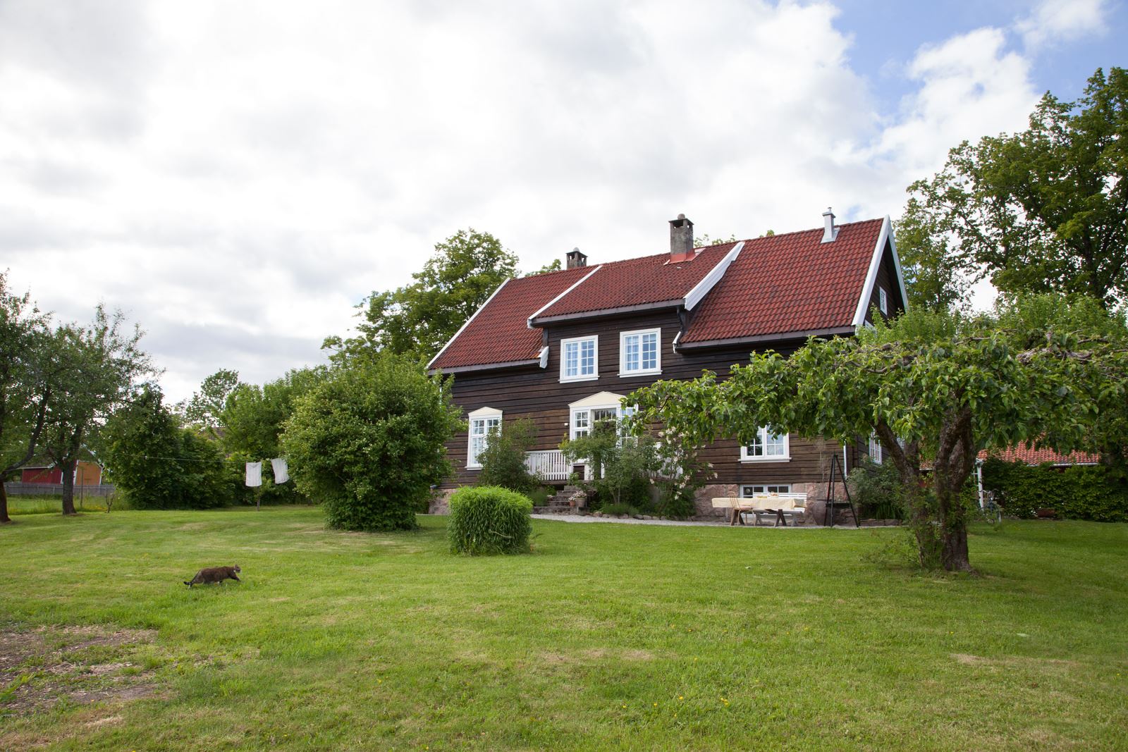 Hagen er orientert mot øst, syd og vest og har meget gode solforhold. Her er det nok av boltringsplass for store og små