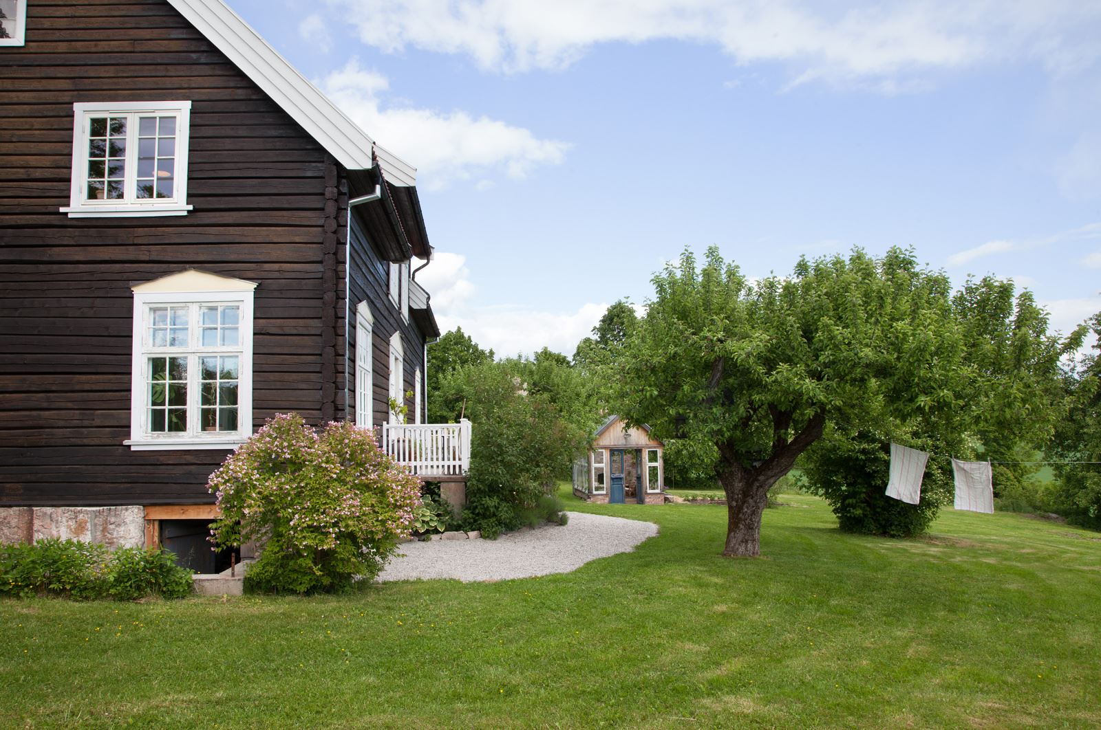 Huset er vesentlig restaurert de siste årene med fokus på å bevare original sjel. Taket på våningshuset ble tekket om i 2013