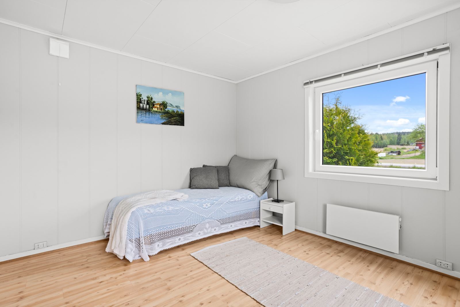 Her har man god plass til stor seng og kontorpult samt plassbygget garderobe 