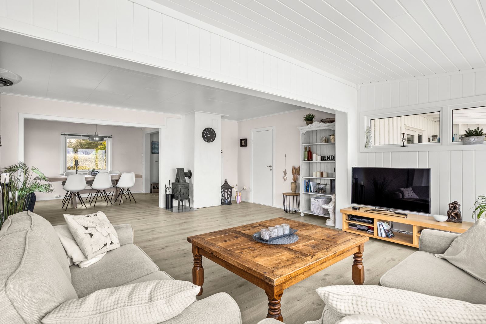 Stuen har god plass til sofasone med plass til tv-møblement m.m.