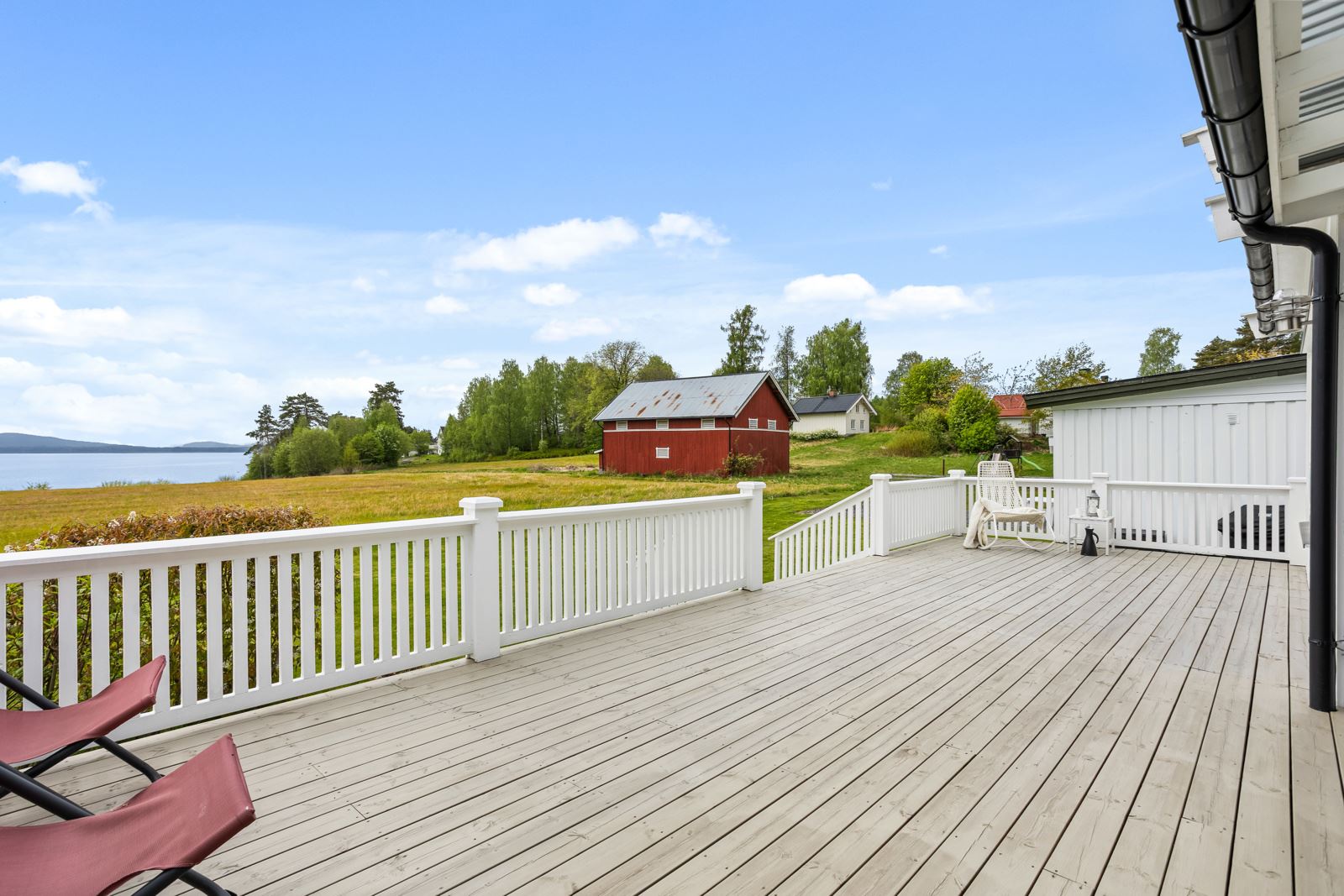 På terrassen har man også god plass til forskjellige soner med utemøblement
