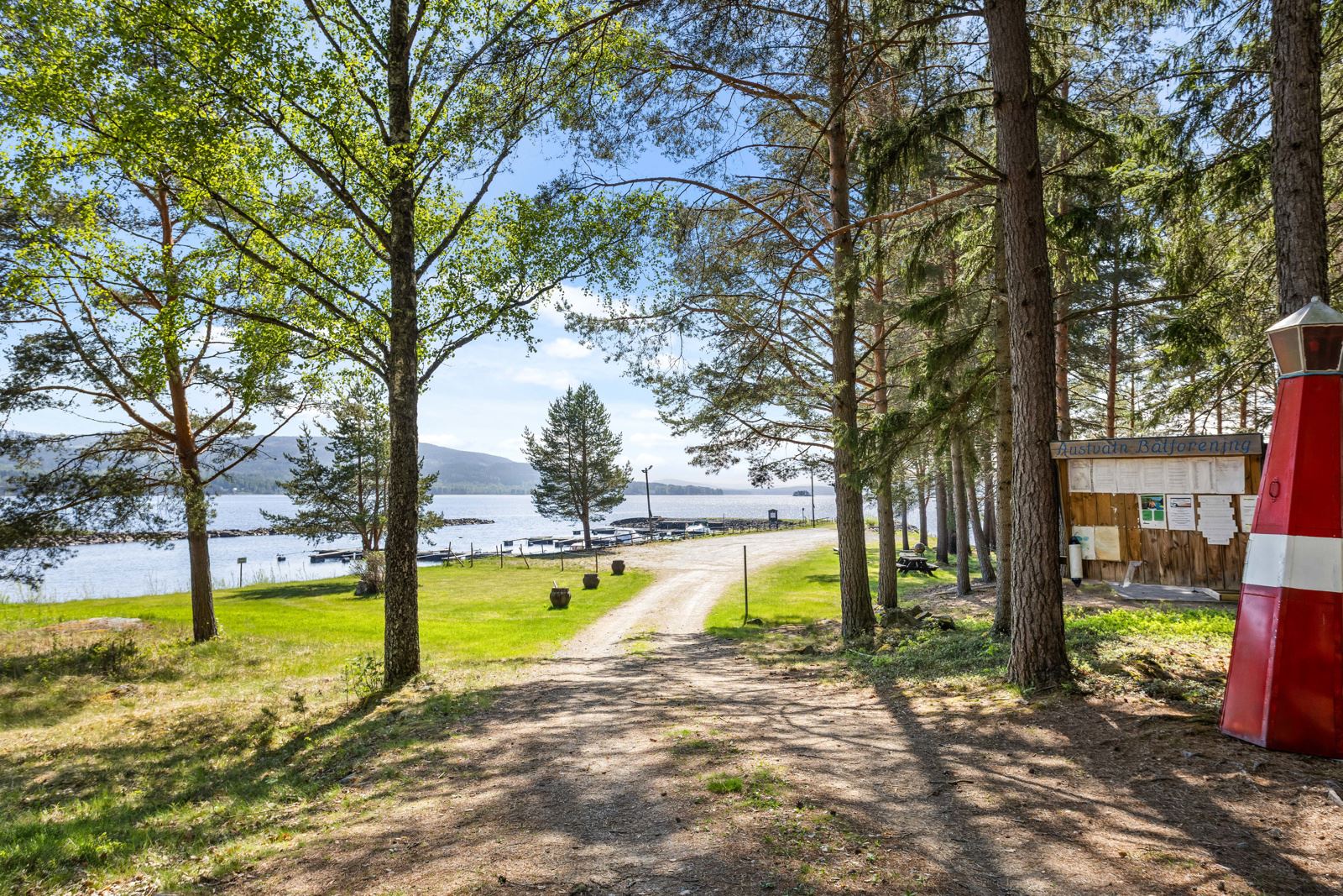 En populær badestrand og båthavn ligger bare en liten spasertur unna