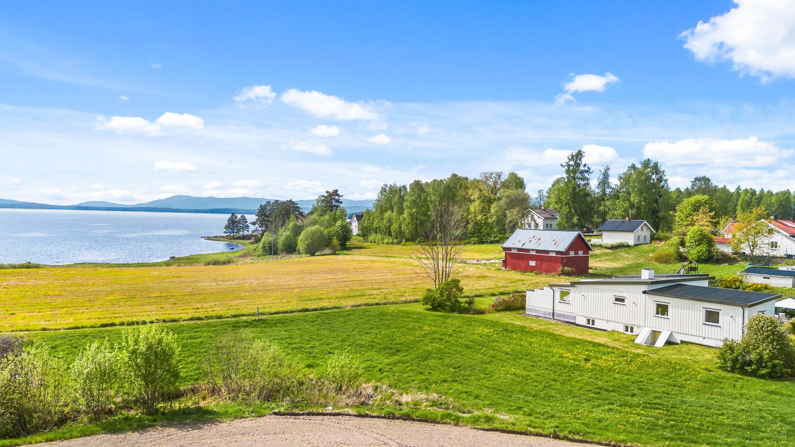 Dronebilde hvor man også ser tilleggstomten godt, tomten gir muligheter for videre tilpasning eller bruk etter eget behov