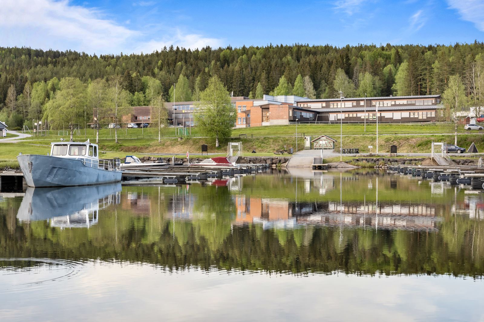 Det er kort vei til barnehage, skole, butikk og andre servicetilbud