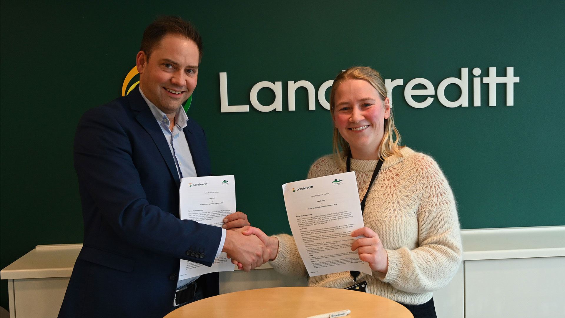 Anders Sigstad og Inger Johanne Brandsrud har signert avtale om nytt samarbeid mellom Landkreditt og NBUs landsstevne 