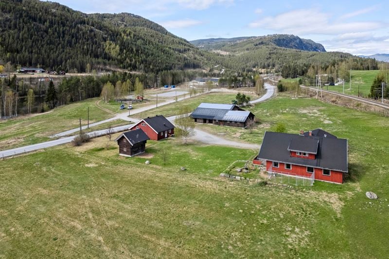 Omgivelsene er landlige og fredfullle, med flotte turmuligheter i skog og mark.