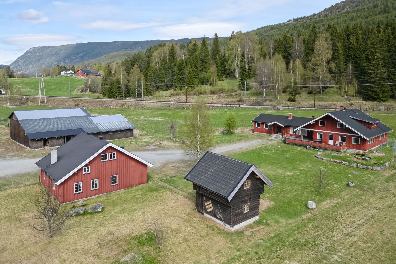 Landbruket har et areal på 114 dekar, hvor skog utgjør 67,4 daa og fulldyrket jord 22,4 daa.