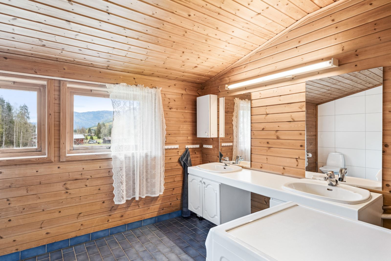 I andre etasje har hovedhuset et bad med dusjkabinett, varmekabler og opplegg for vaskemaskin.