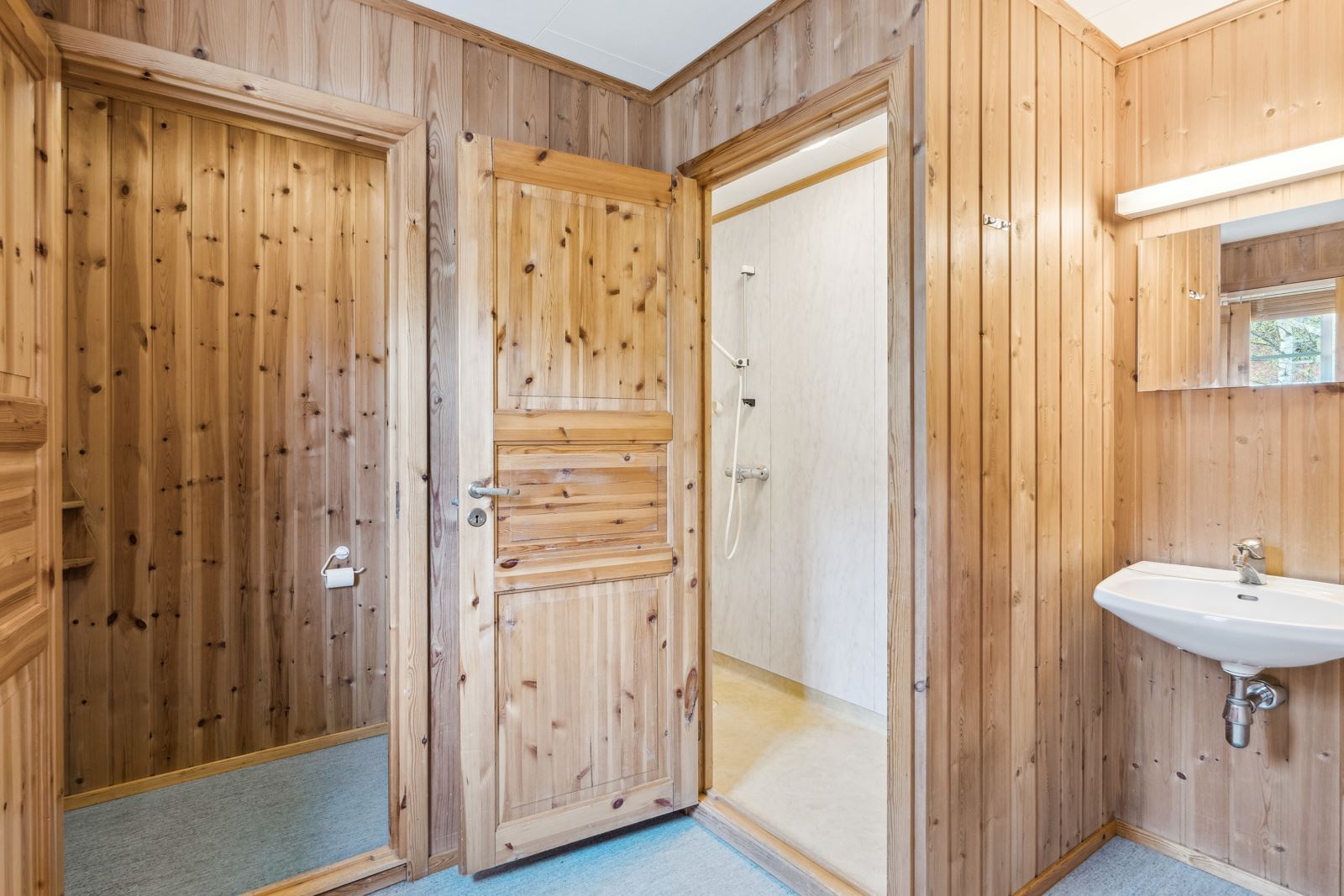 Kårboligen på tomten går over to etasjer, og nede har huset et dusjrom og et separat wc-rom.