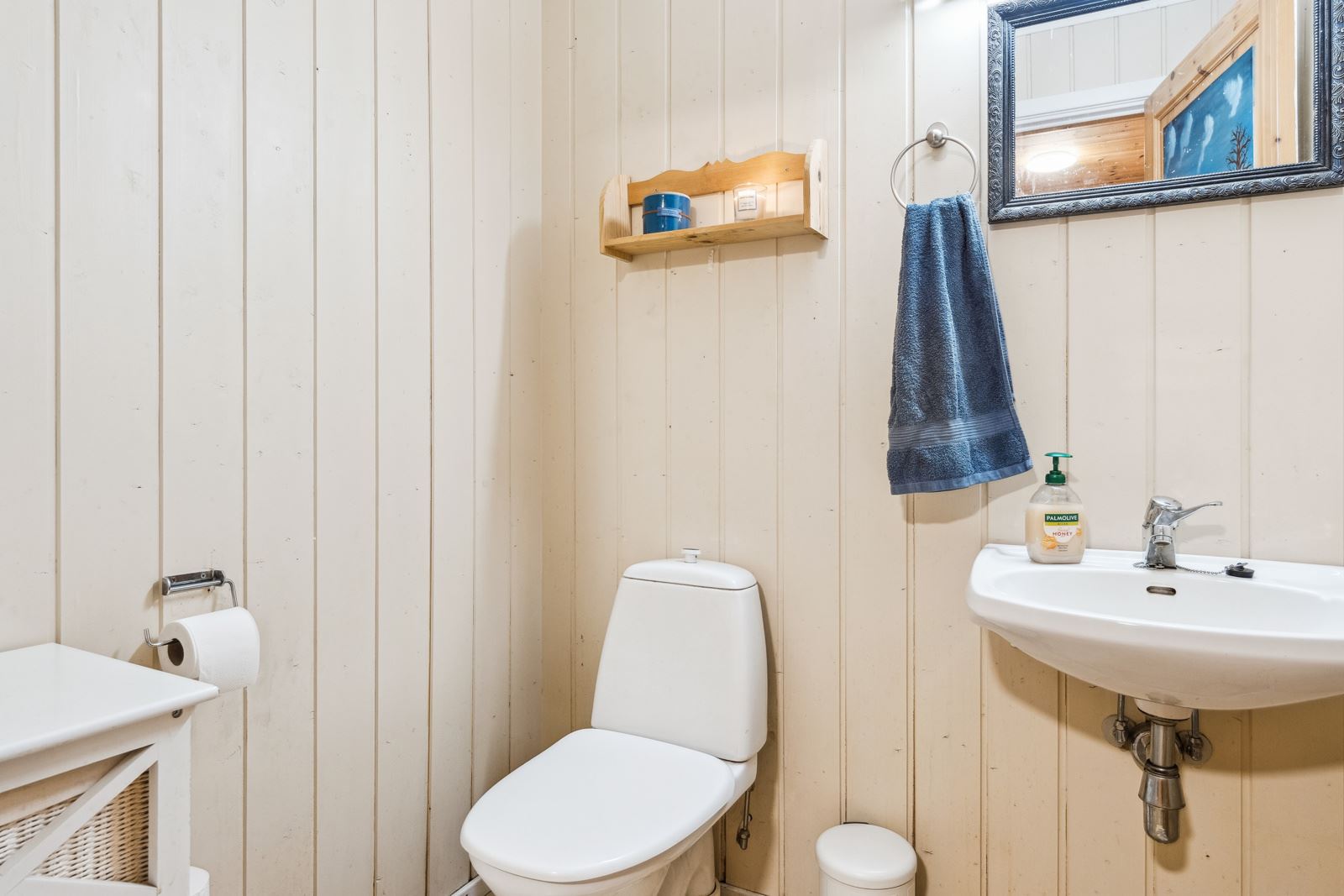 Hovedhuset har et praktisk gjestetoalett i første etasje.