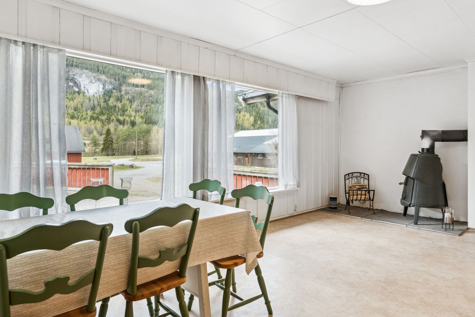 I spisestuen samles venner og familie for hyggelige måltider rundt et langbord.