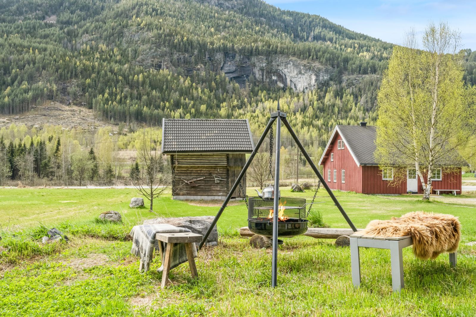Store grøntarealer innbyr til lek og hygge på gårdstunet.