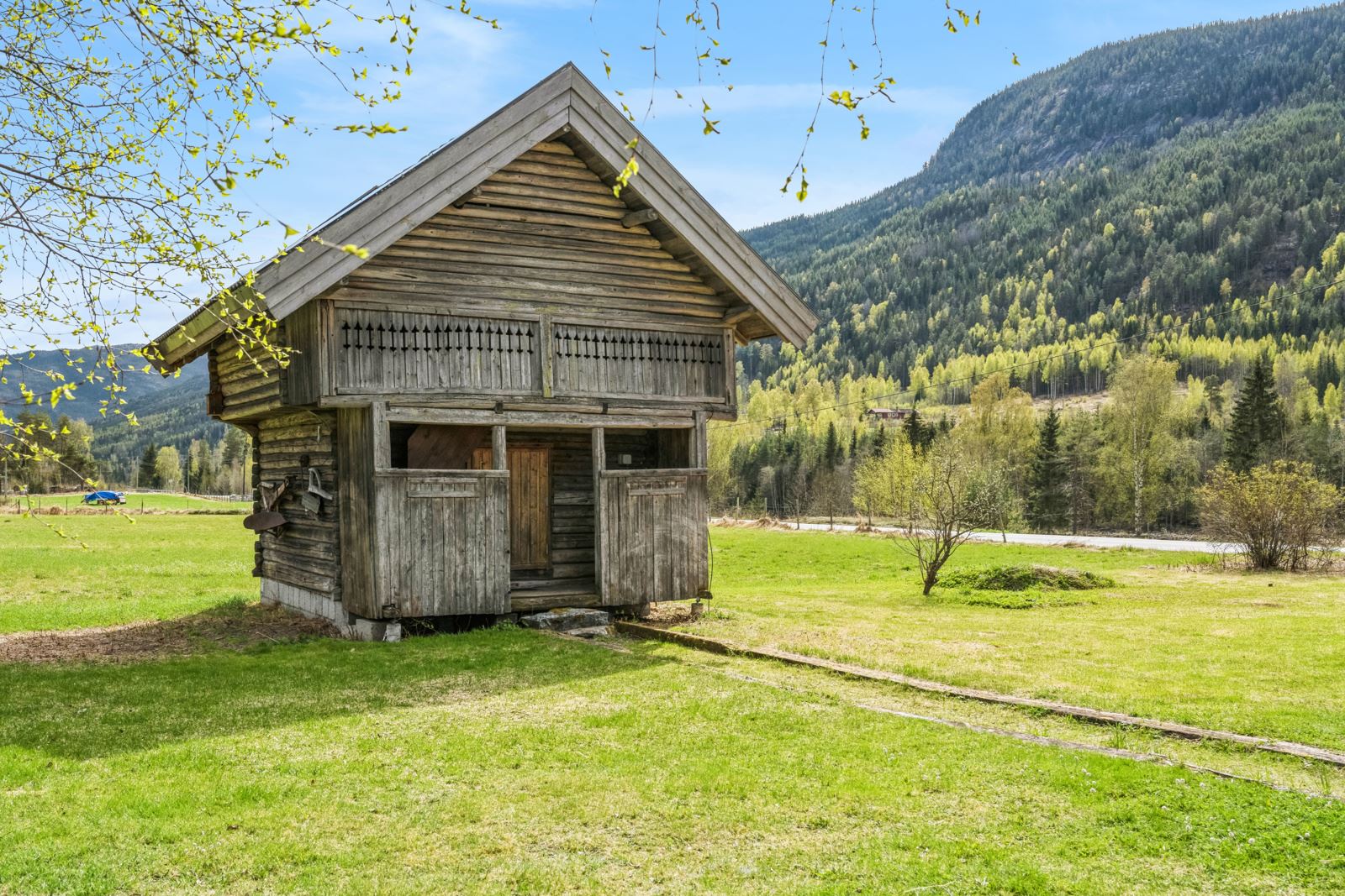 Stabburet er isolert og oppvarmes med gulvvarme i første etasje.