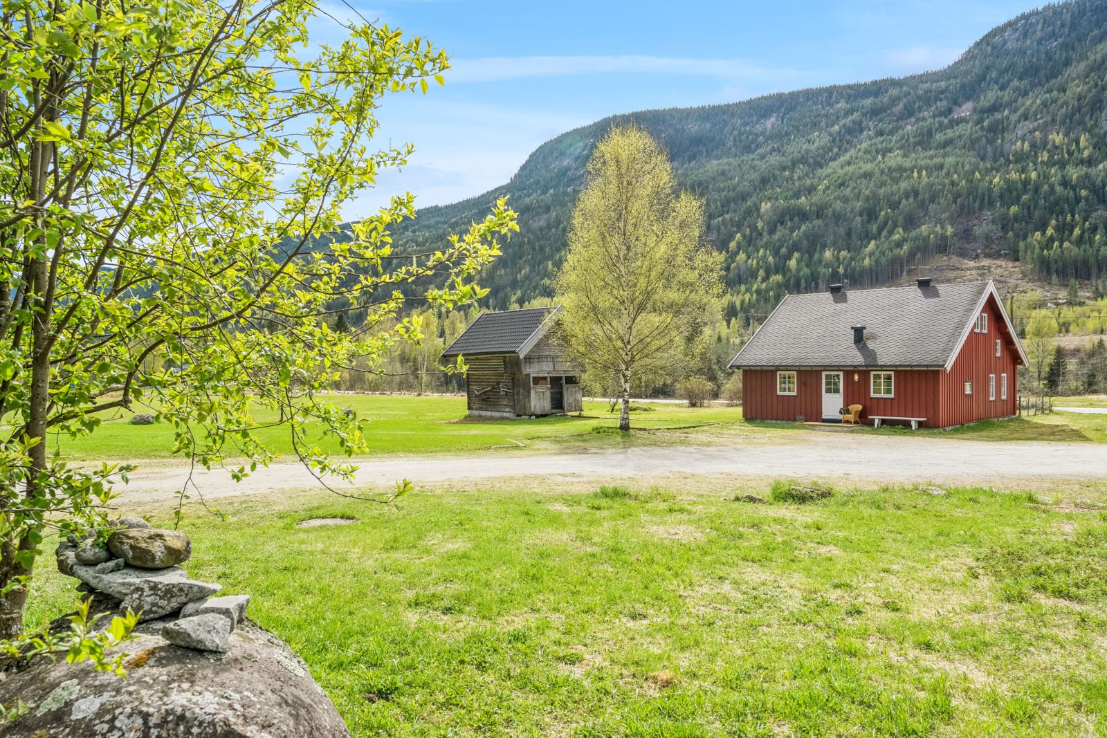 I tillegg til stabburet og to bolighus har gårdstunet en stor stall med garasje, høytørke og hestebokser.