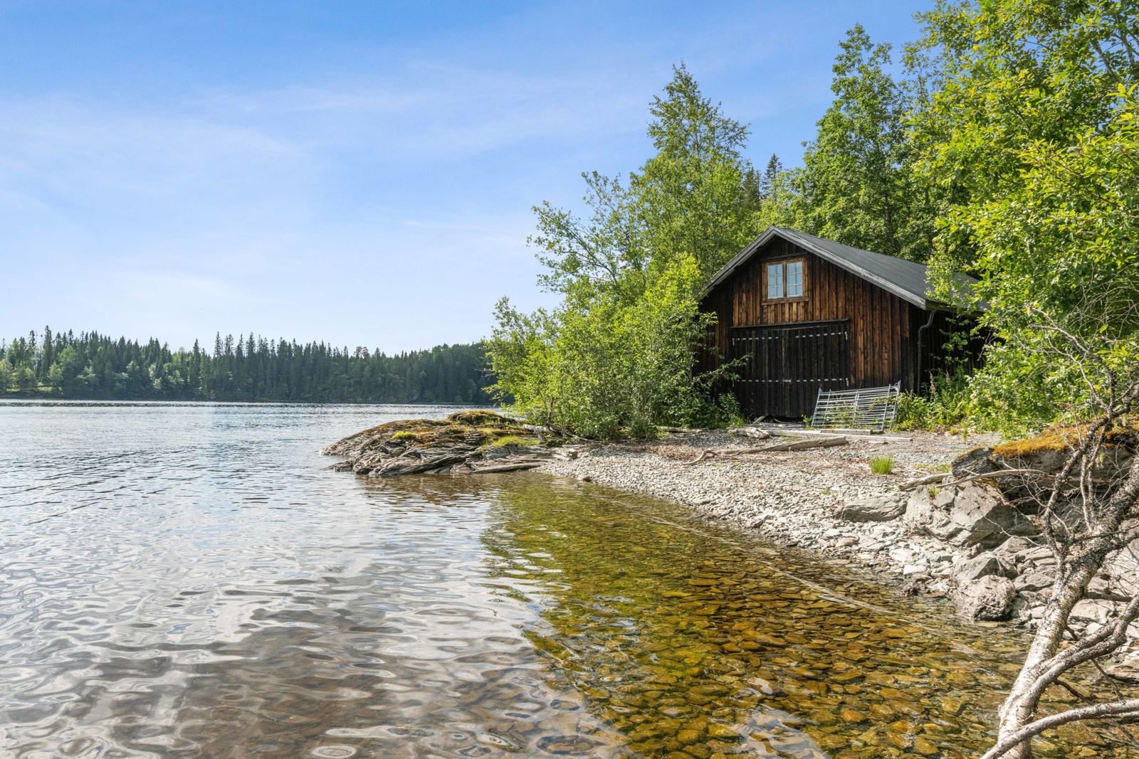 Naust og strand