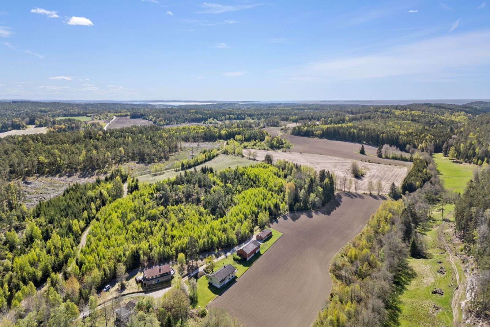 Kjenneveien 28 B, et sjarmerende småbruk på 29,8 daa i landlige omgivelser.