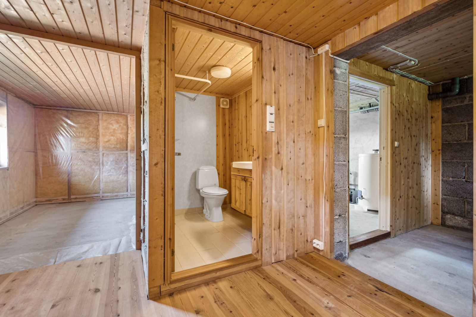 Badet i underetasjen har ikke tilkoblet dusj, men toalett og servent. Vegg-i-vegg ligger vaskerommet.