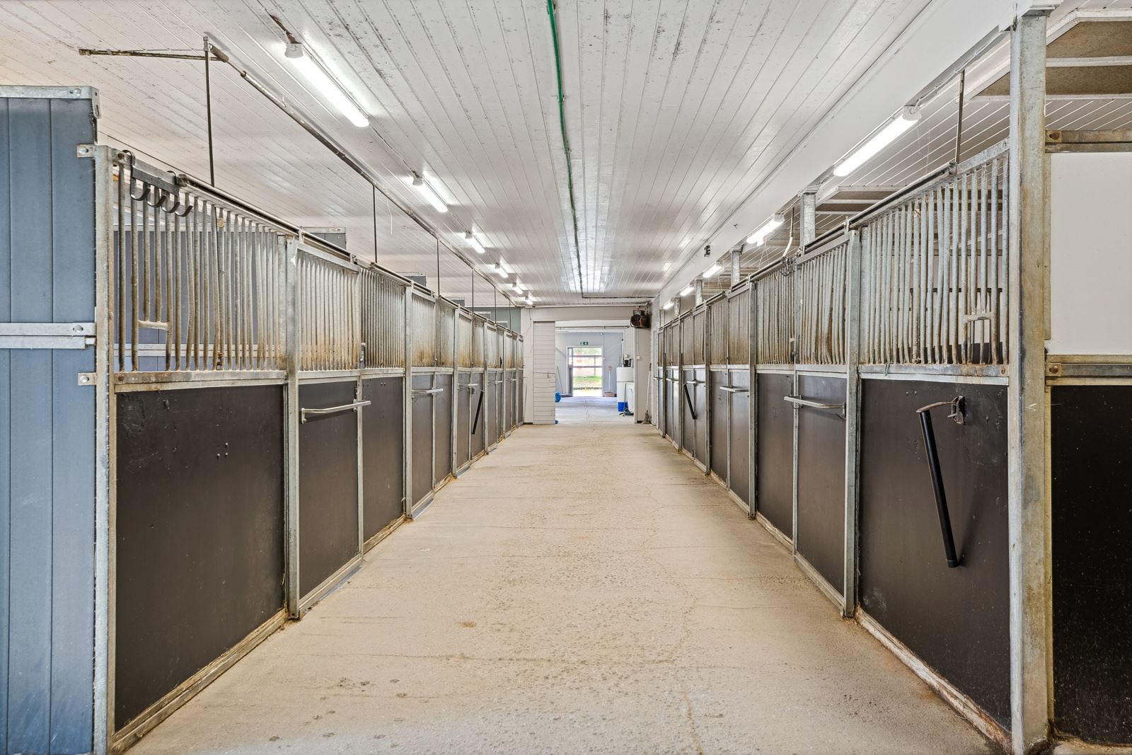 Stall med 40 stallplasser fordelt på 4 avdelinger