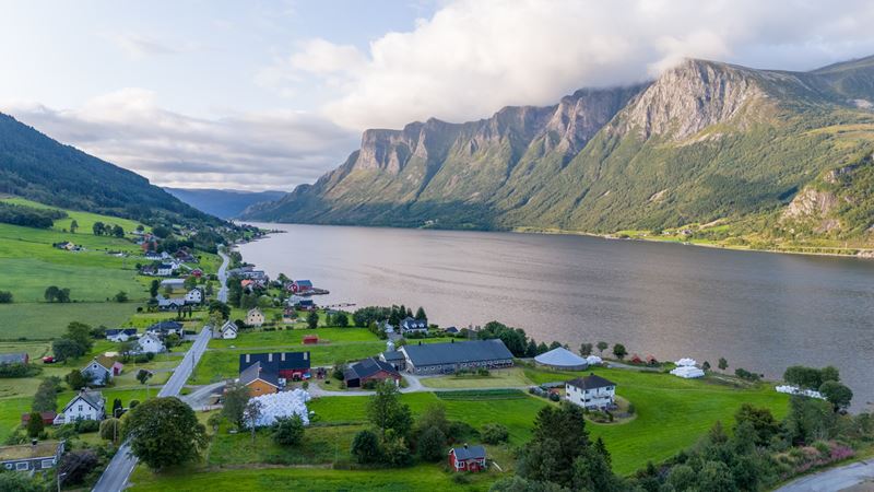 I nydelige omgivelser i Vanylven har vi nå en flott eiendom for salg