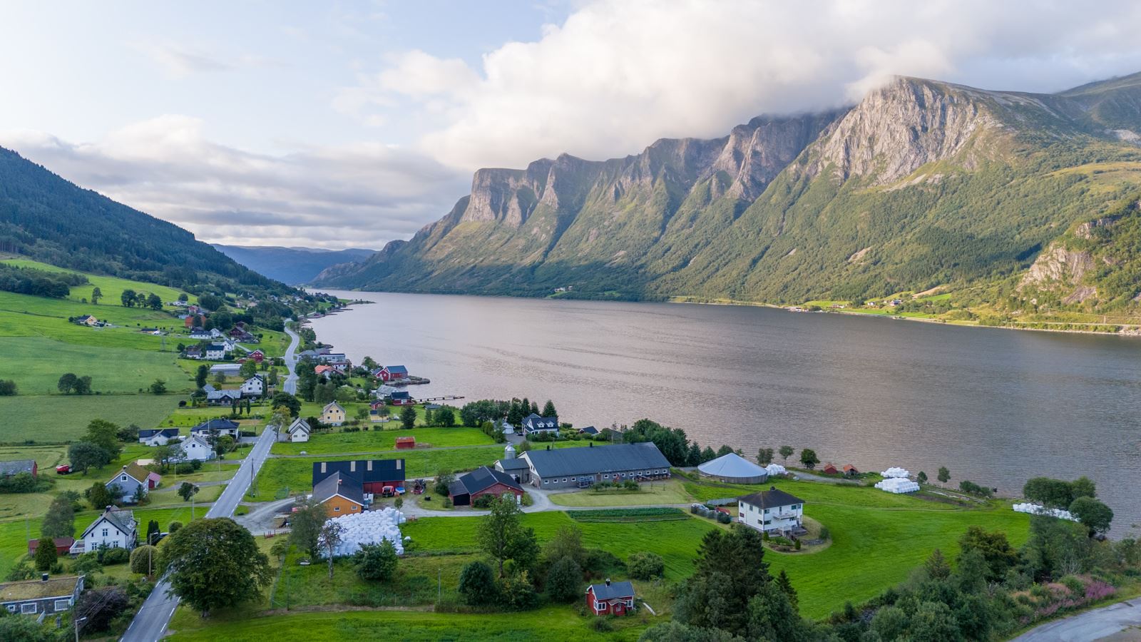 I nydelige omgivelser i Vanylven har vi nå en flott eiendom for salg