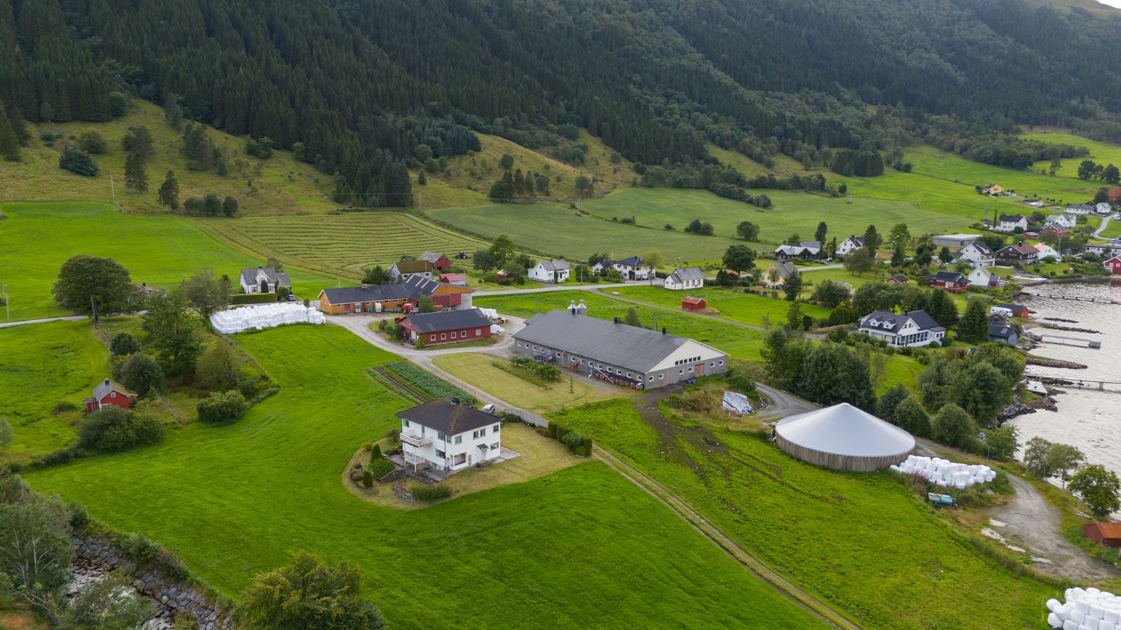 Eiendommen har disponert totalt 422 mål dyrka mark de siste år, av dette er 96 mål eget areal