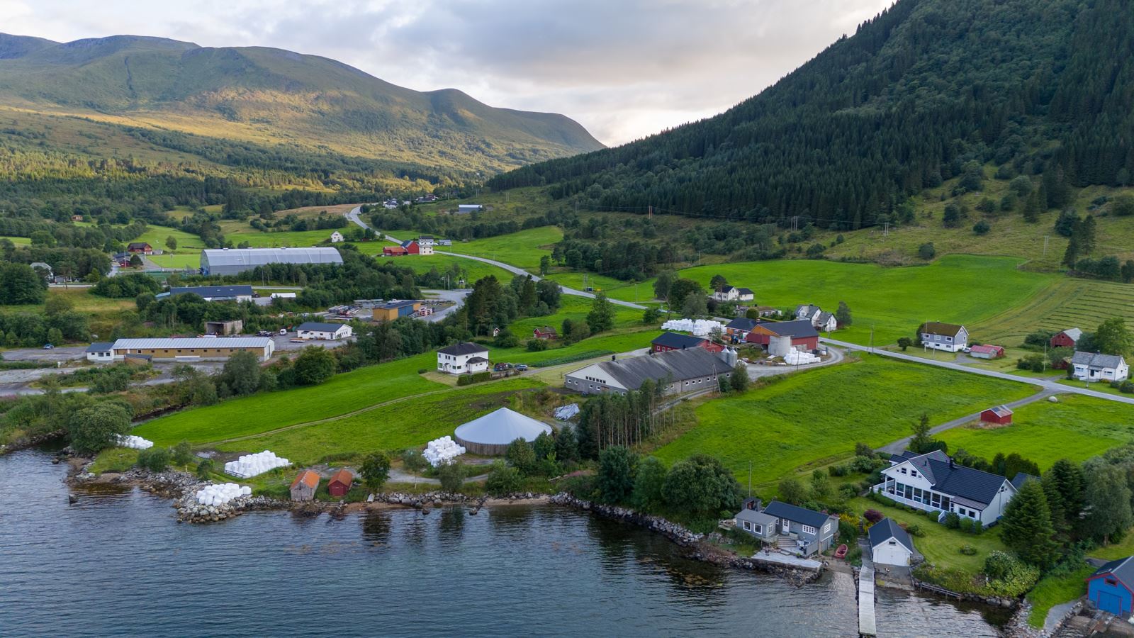 Eiendommen ligger 7,5 km fra kommunesenteret Fiskå