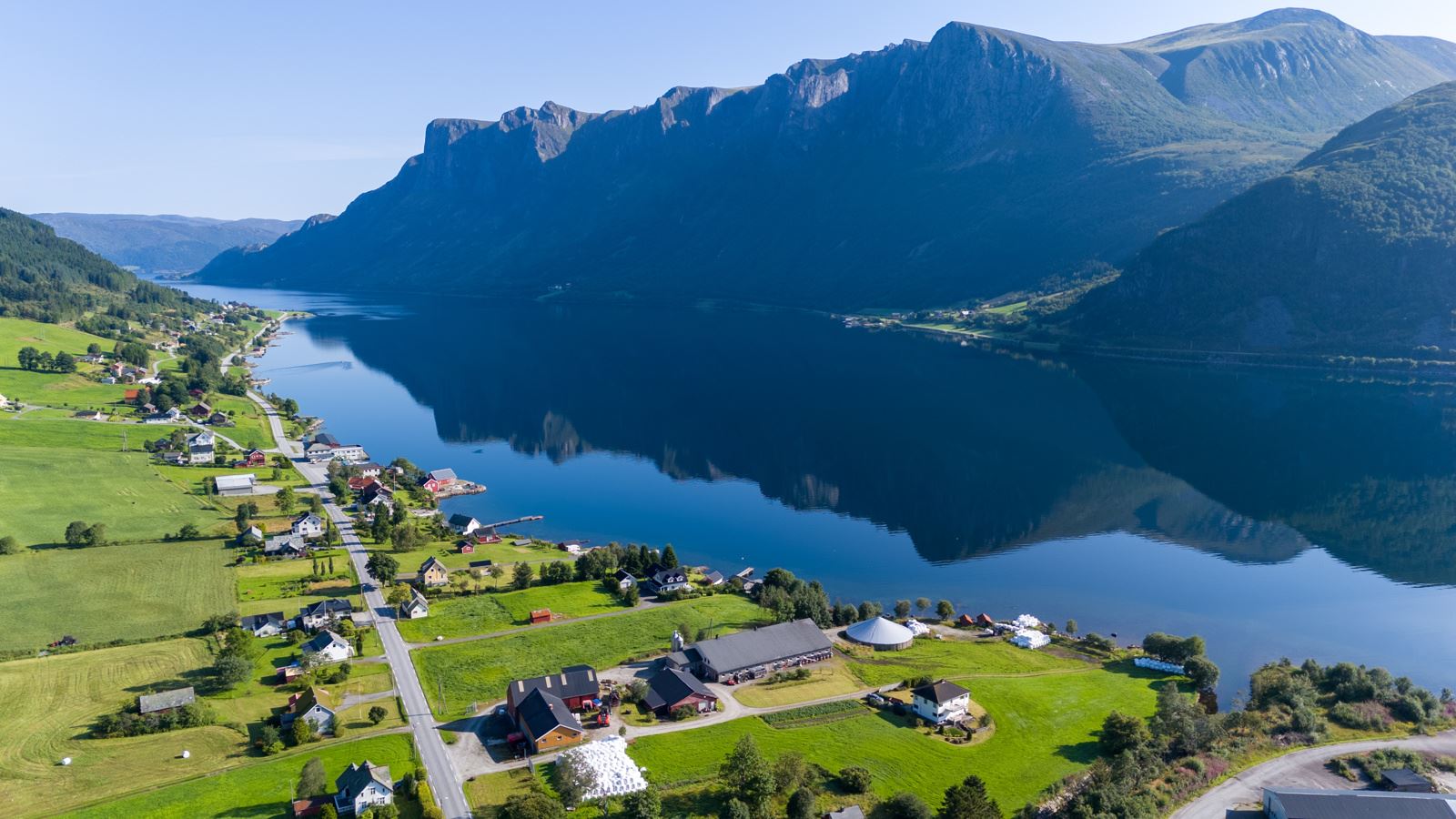 Eiendommen er omkranset av nydelig natur med fjord og fjell