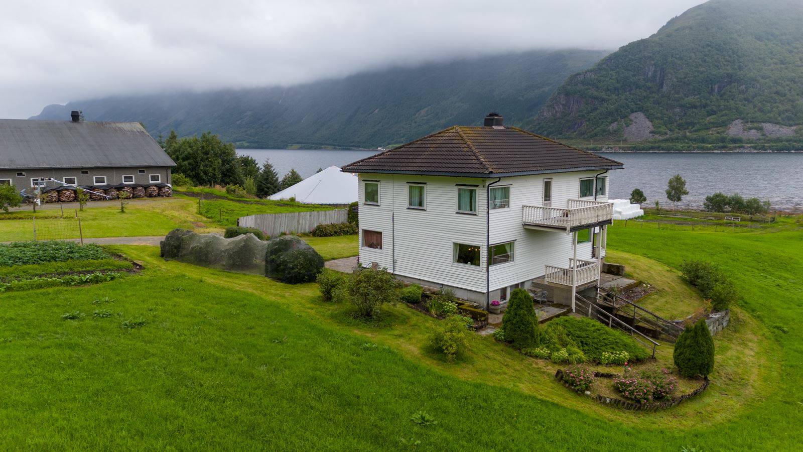 Boligen har to fulle etasjer og er innholdsrikt.