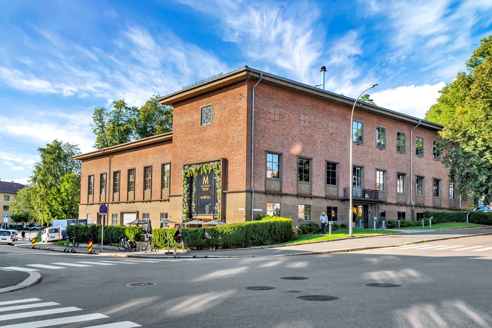 Området byr også på flerere restauranter, delikatesseforretninger og hyggelige kafeer, samt et godt utvalg av nisjebutikker og servicetilbud