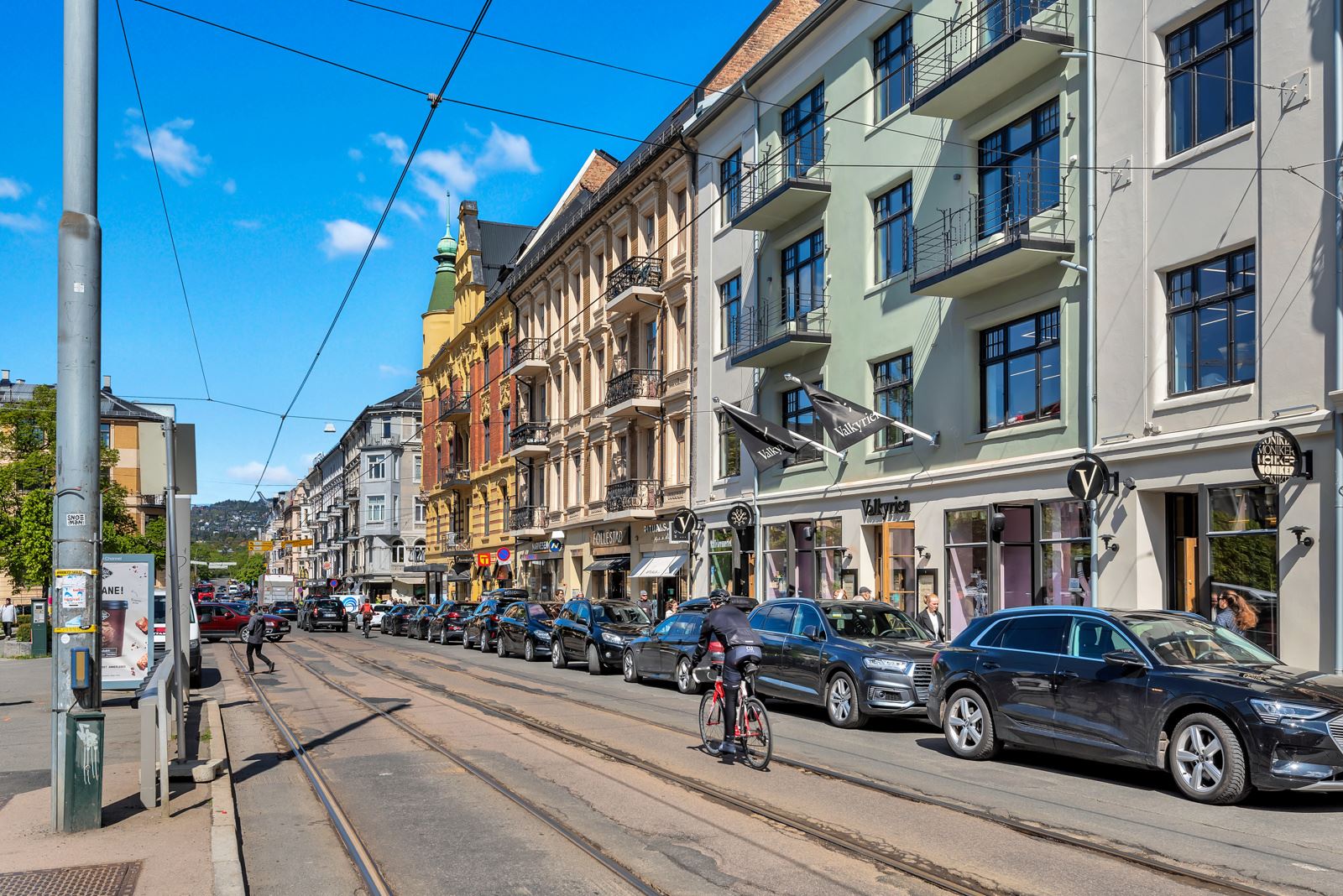 Bogstadveien, kjent for sitt brede utvalg av butikker, serveringssteder og servicetilbud, ligger ca. 600 meter fra leiligheten
