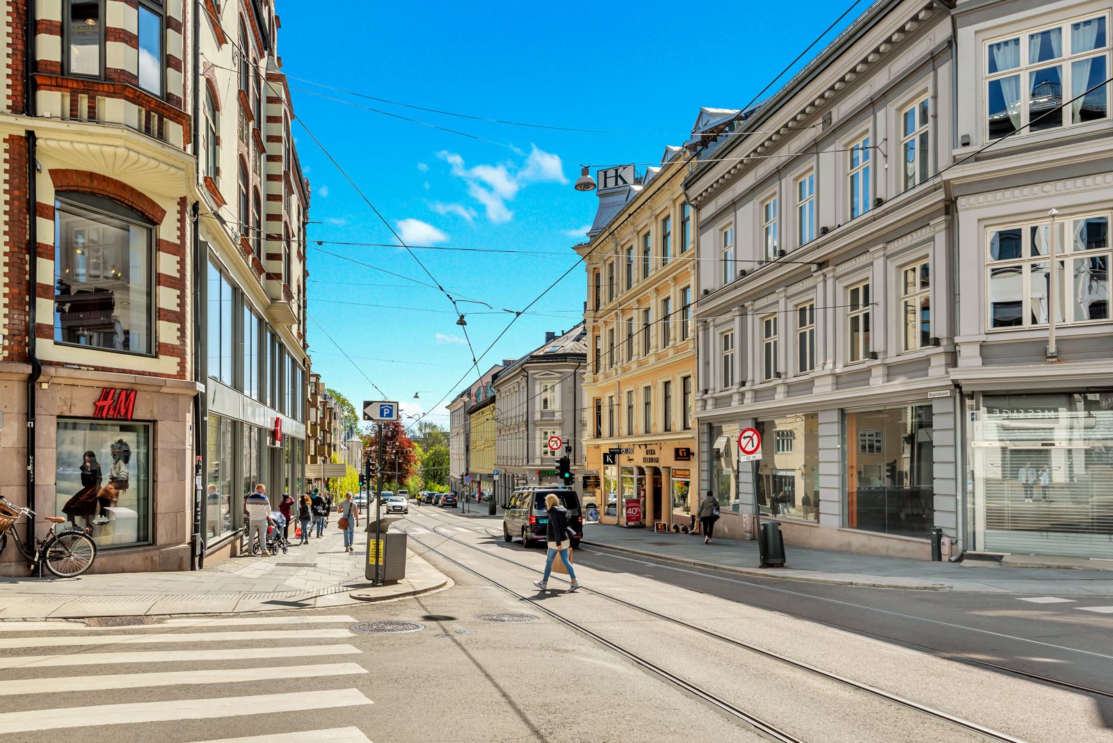 Området er svært godt tilknyttet kollektivtransport med bussholdeplass i Skovveien (buss nr. 21) og trikkeholdeplass i Holtegata (trikk nr. 19)