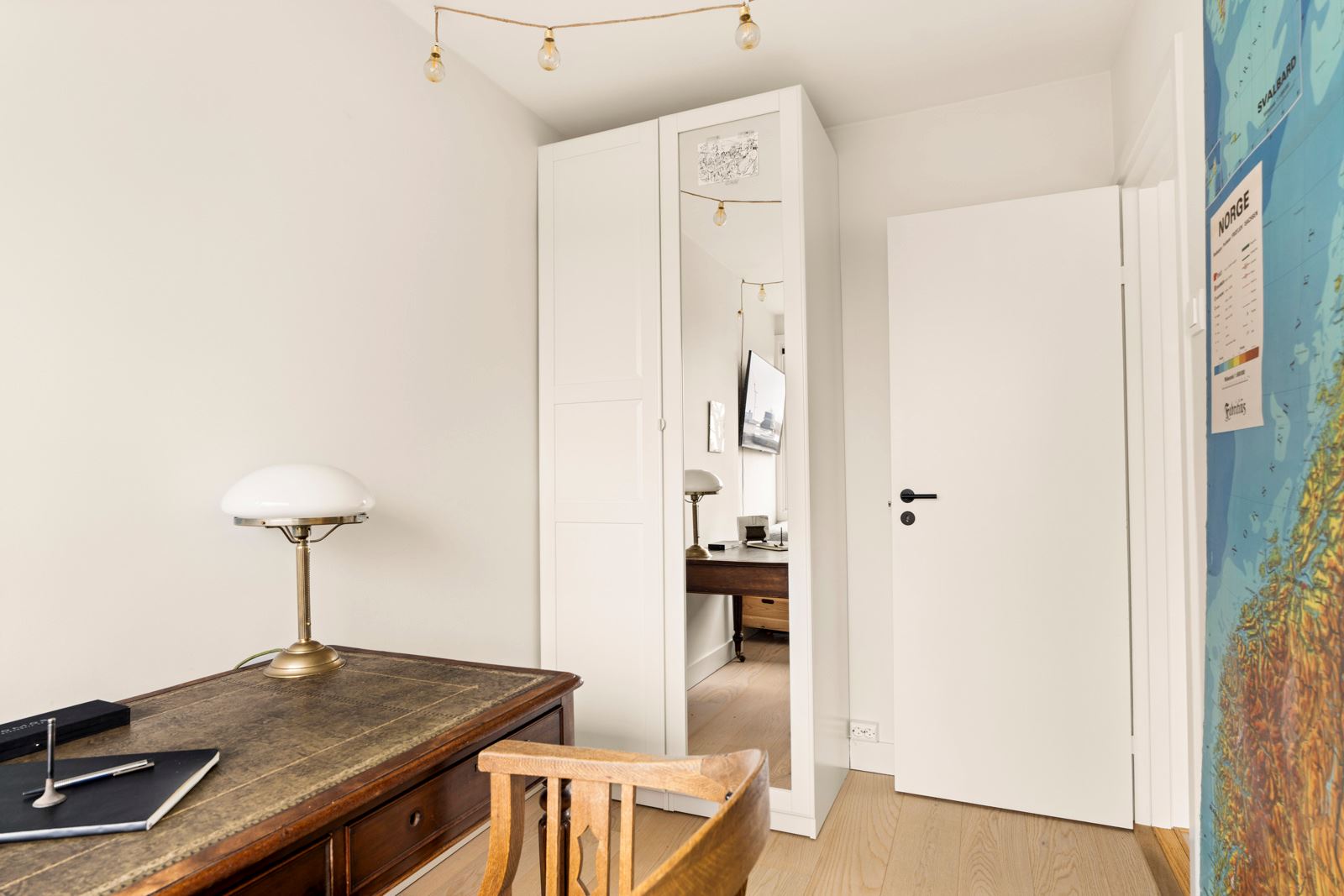 Det er også god plass til kontorløsning samt garderobe
