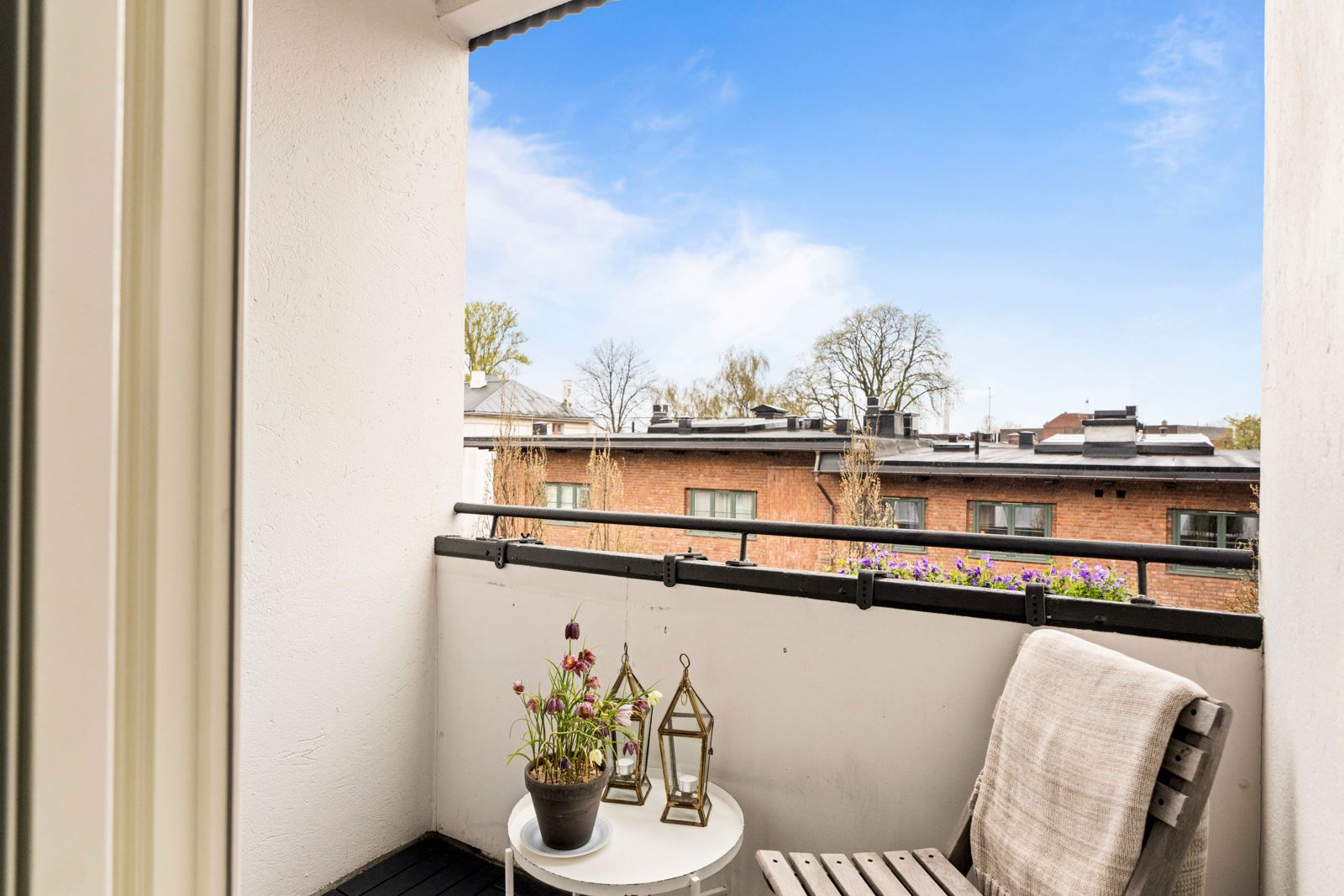 Verandaen er sydvestvendt og oppleves usjenert uten innsyn, så her kan du nyte gode solforhold fra tidlig formiddag til kveldstid