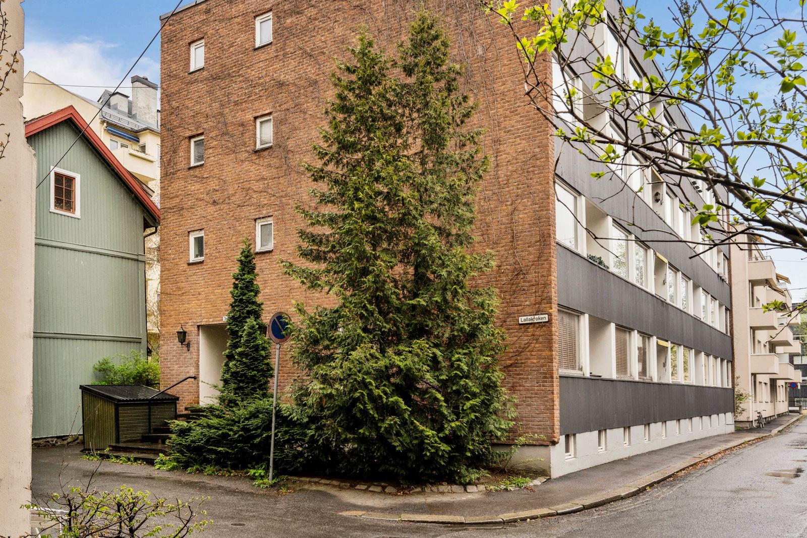 Her bor du tilbaketrukket i en rolig og sjarmerende sidegate på Briskeby, midt på Frogner, samtidig som du har kort vei til byens fasiliteter