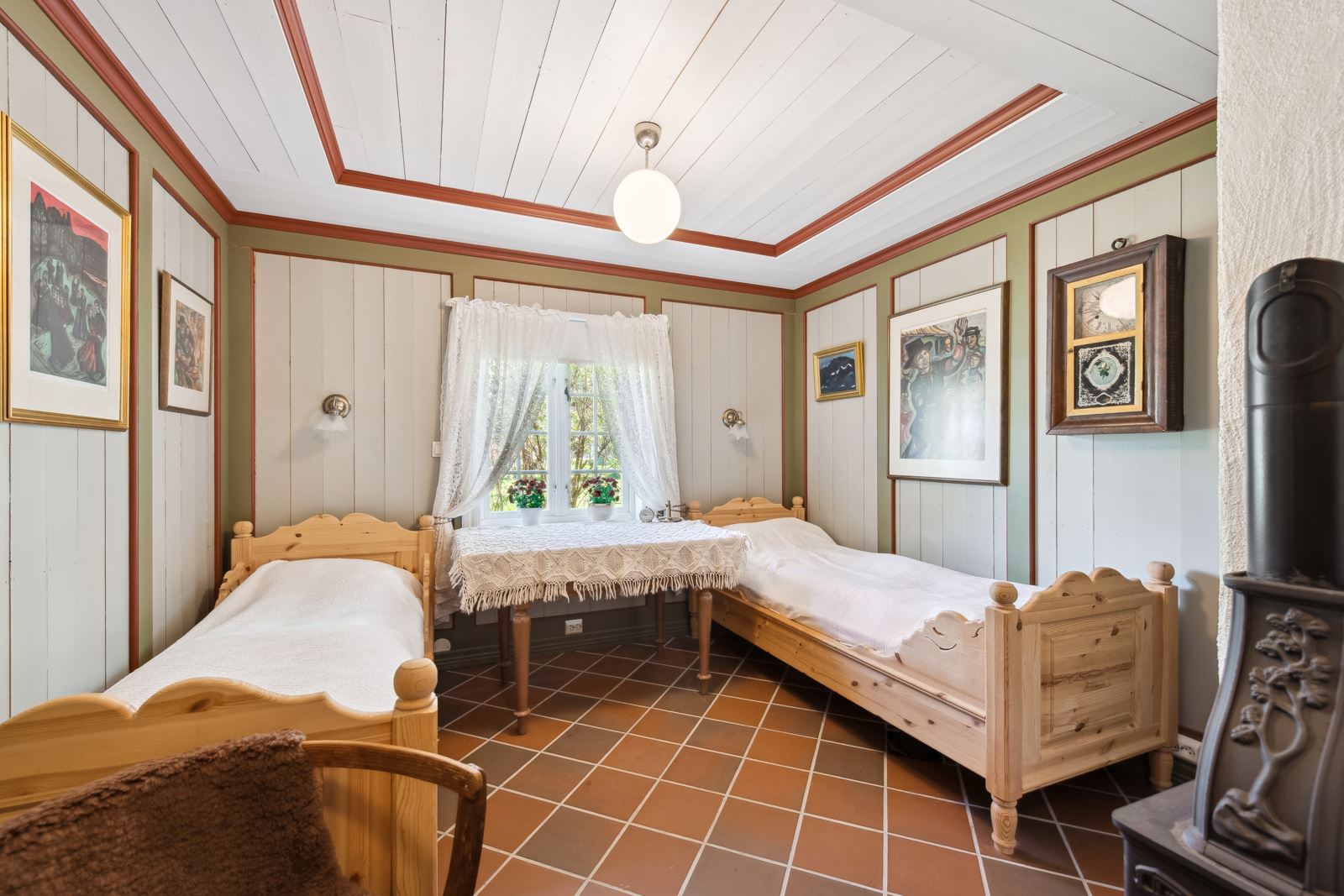 Det er totalt 4 soveorm i huset. Dette er soverommet i 1. etasje