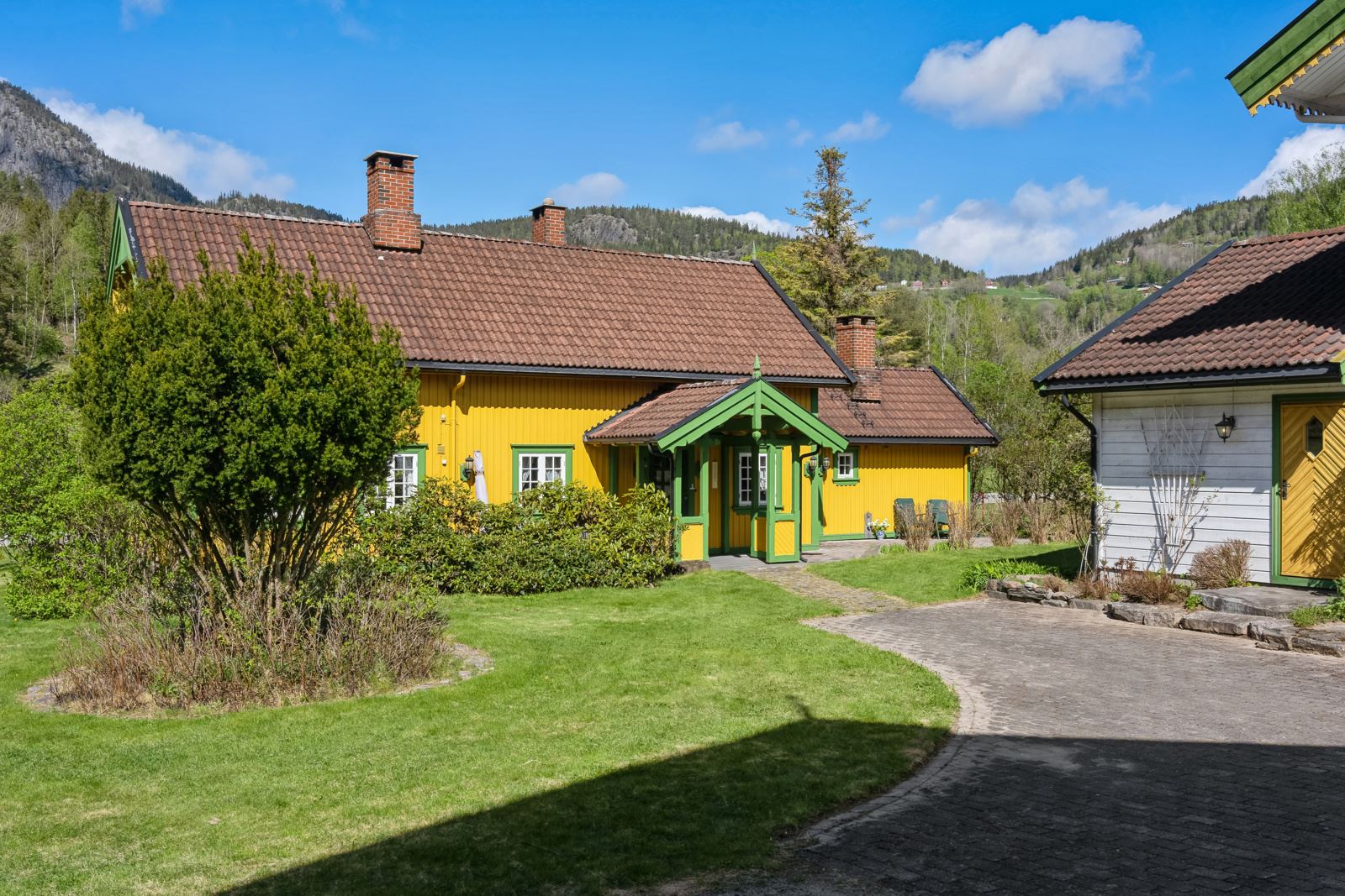 Det "nye" våningshuset ble ombygd og renovert i 1997 og fremstår solid