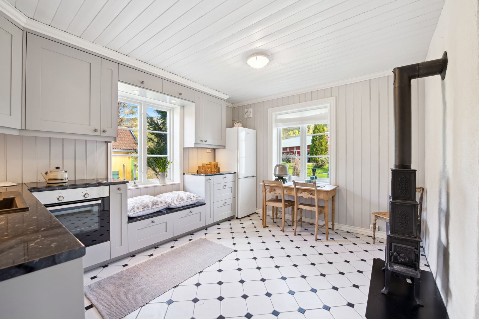 Flott og romslig kjøkken som nylig er renovert med en hyggelig sittebenk i ved vinduet