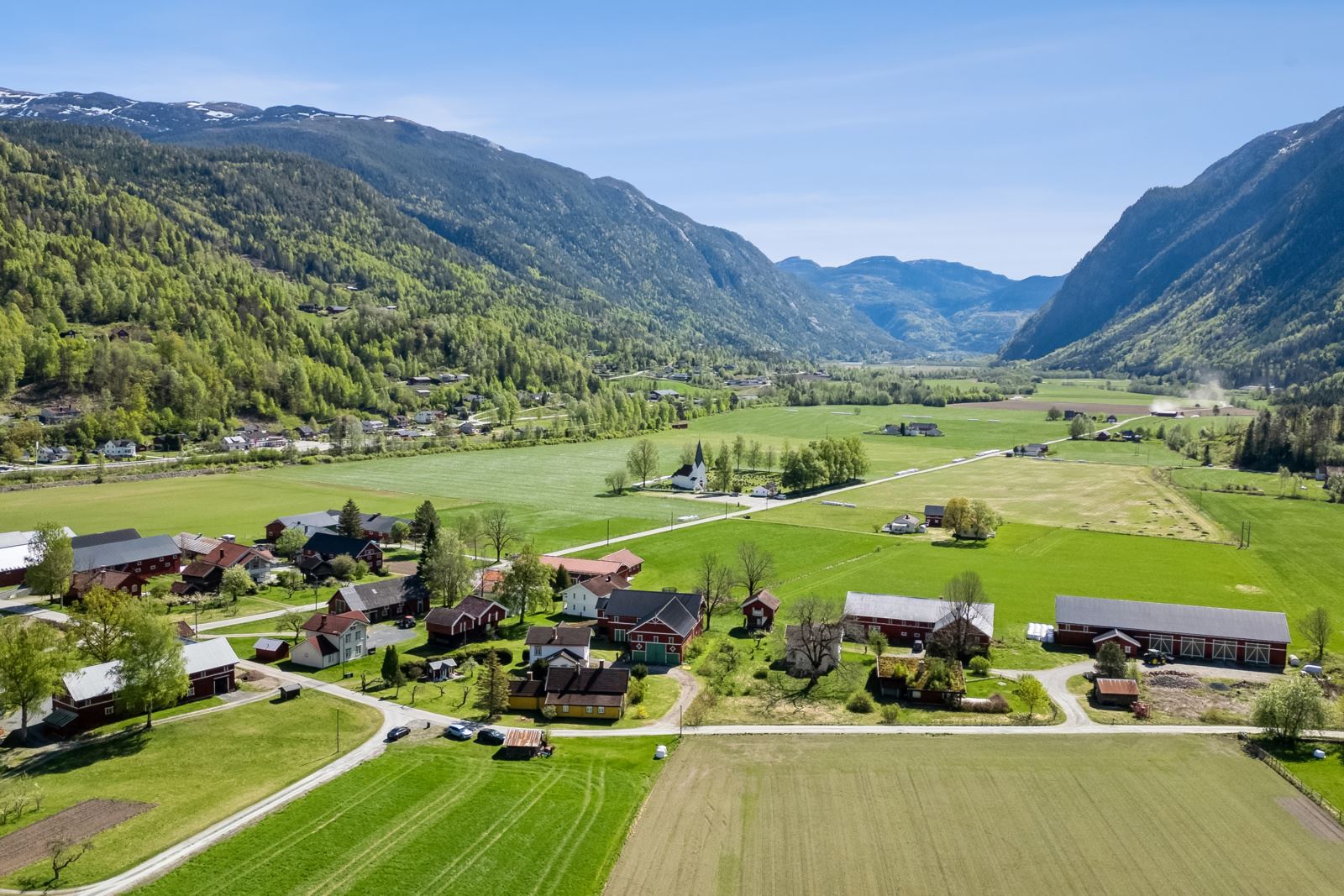 Eiendommen er på totalt ca. 934,8 dekar, hvorav 62,1 dekar er fulldyrka jord, 180 dekar produktiv skog og 682,7 dekar uproduktivt/fjell osv.