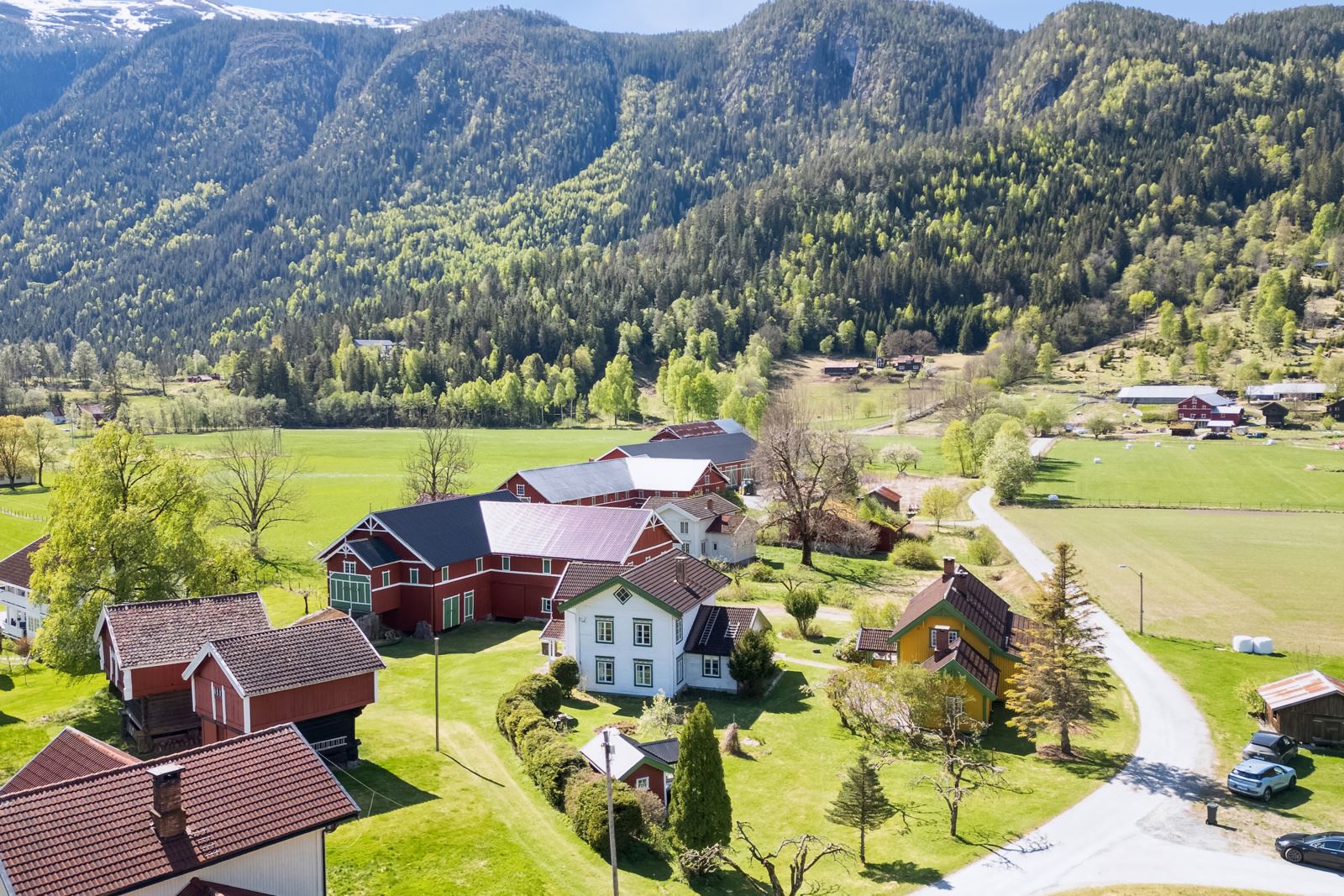 Tunet består av 2 romslige bolighus, låve, stabbur og en lekestue