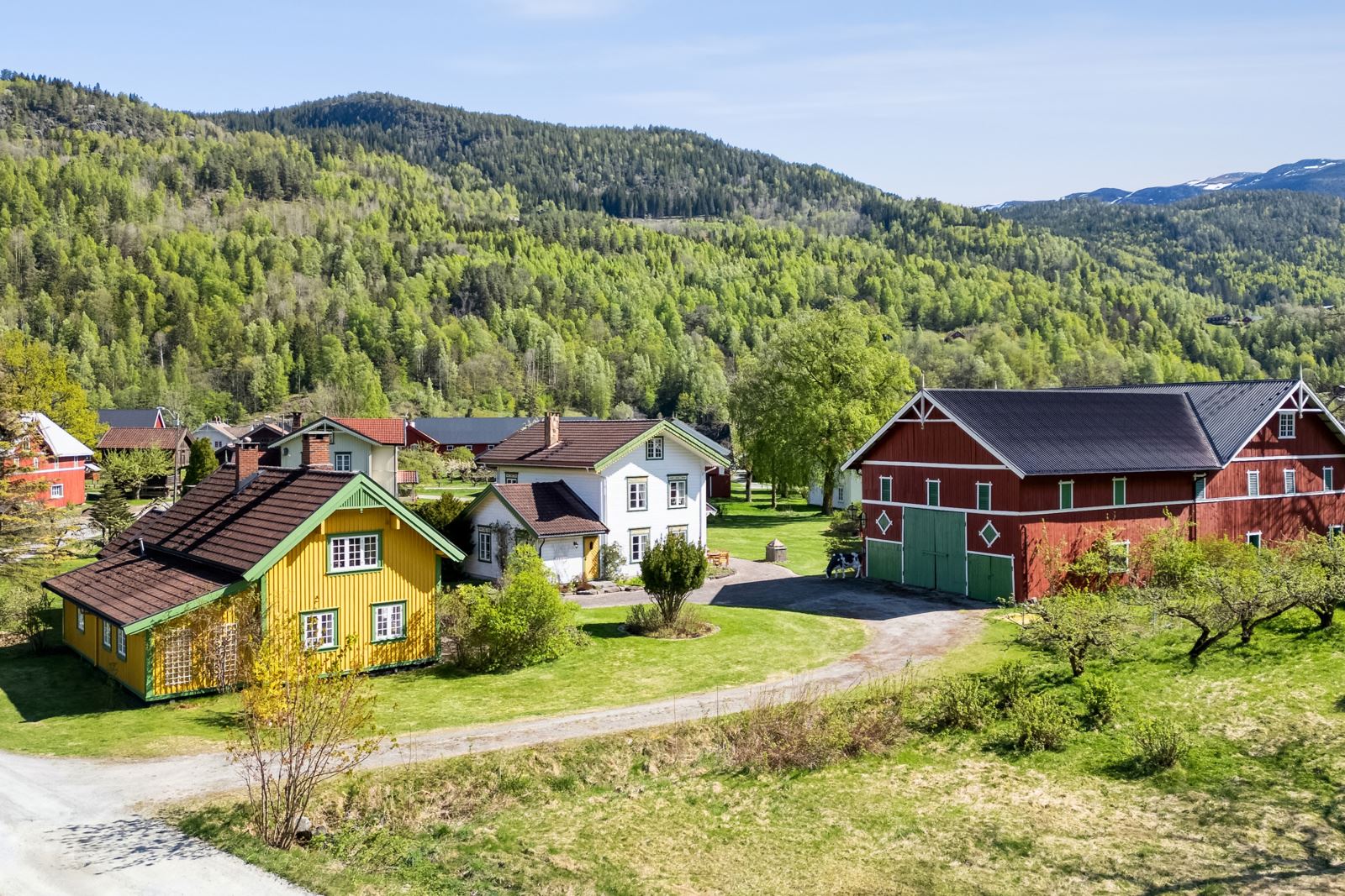 Velkommen til dette flotte gårdsbruket i landsbyen i Flatdal i Seljord kommune